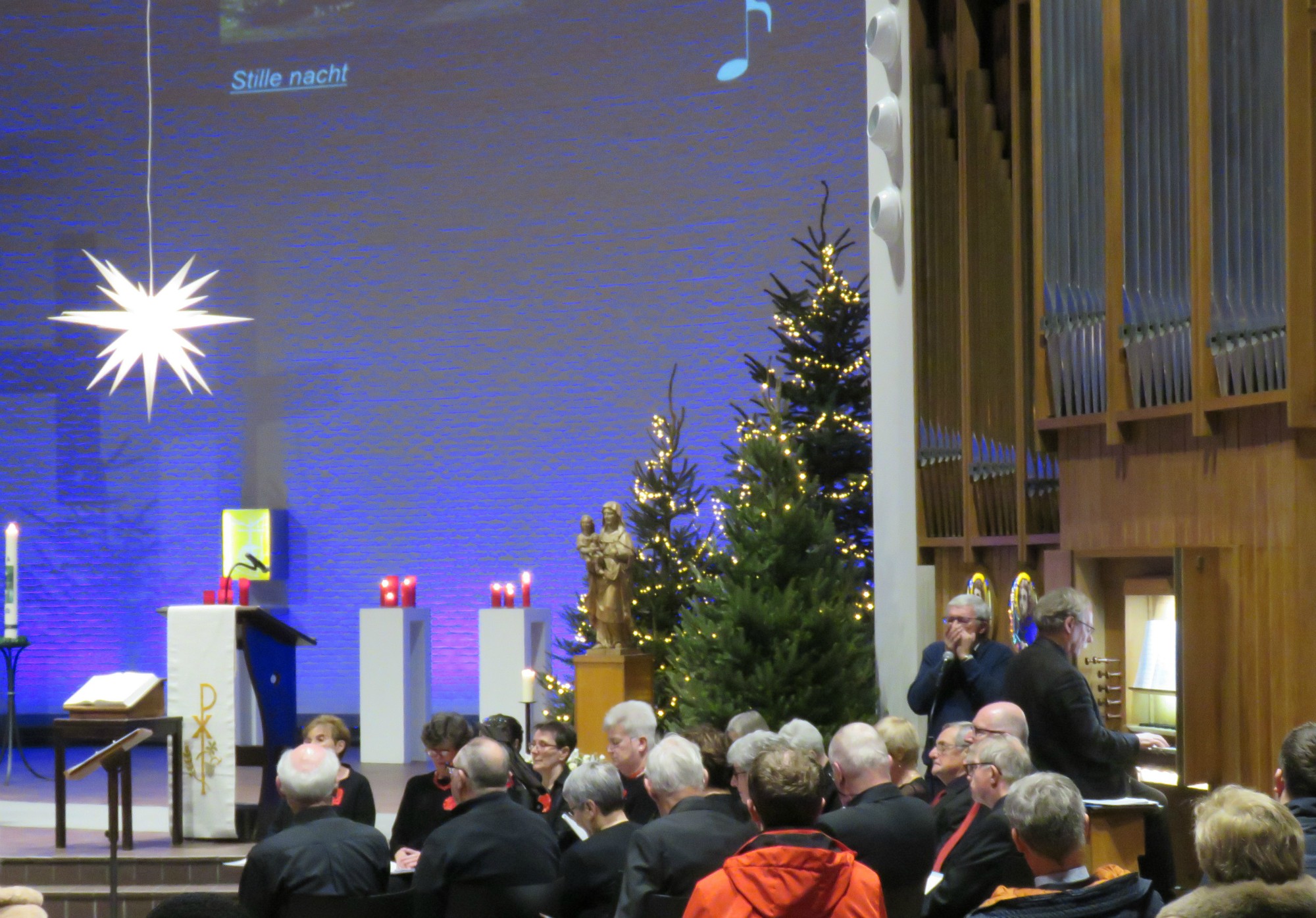 'Stille Nacht', ingezet door Jan Van Noten, mondharmonica, en Joannes Thuy aan het orgel