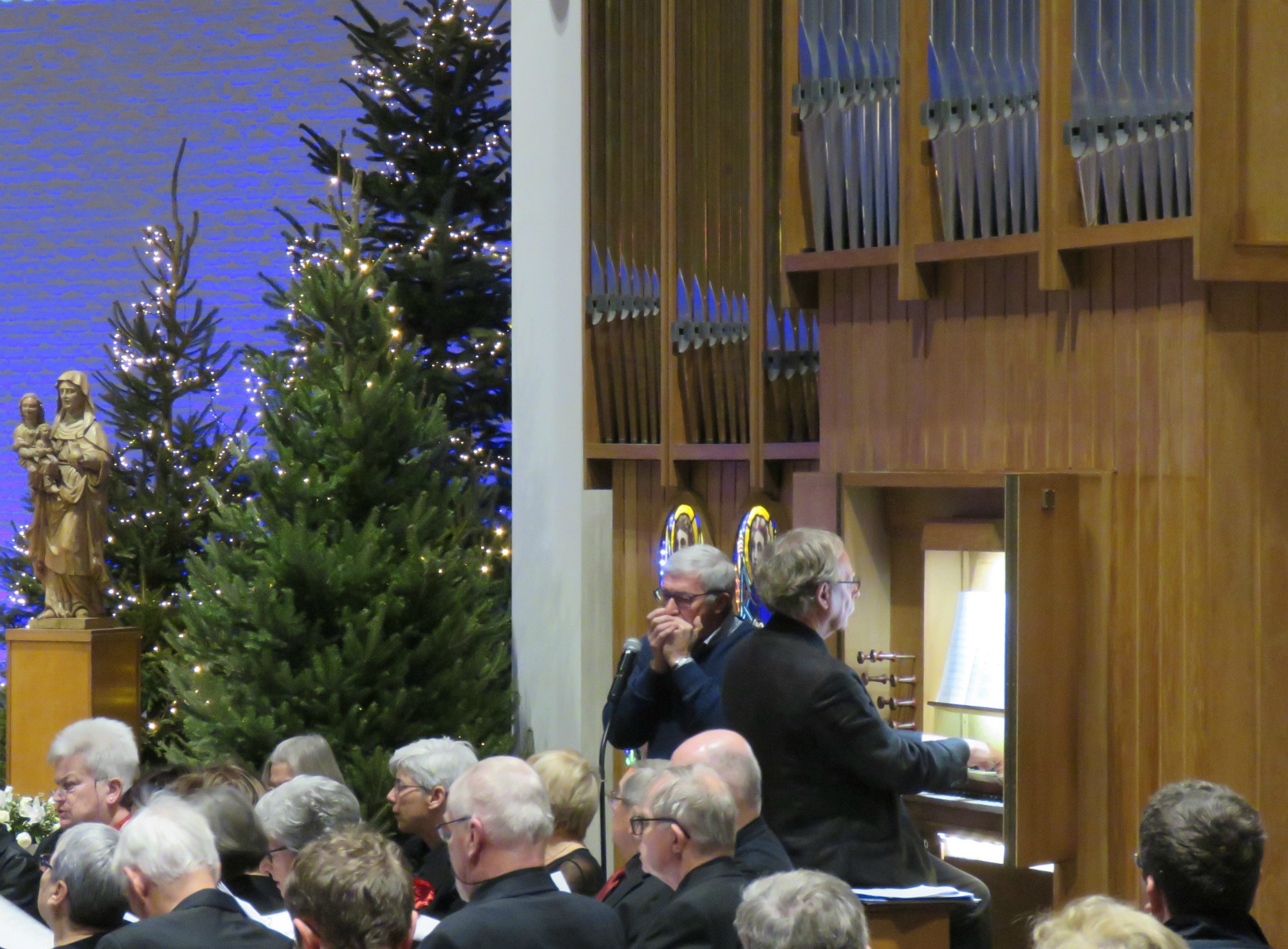 'Stille Nacht', ingezet door Jan Van Noten, mondharmonica, en Joannes Thuy aan het orgel