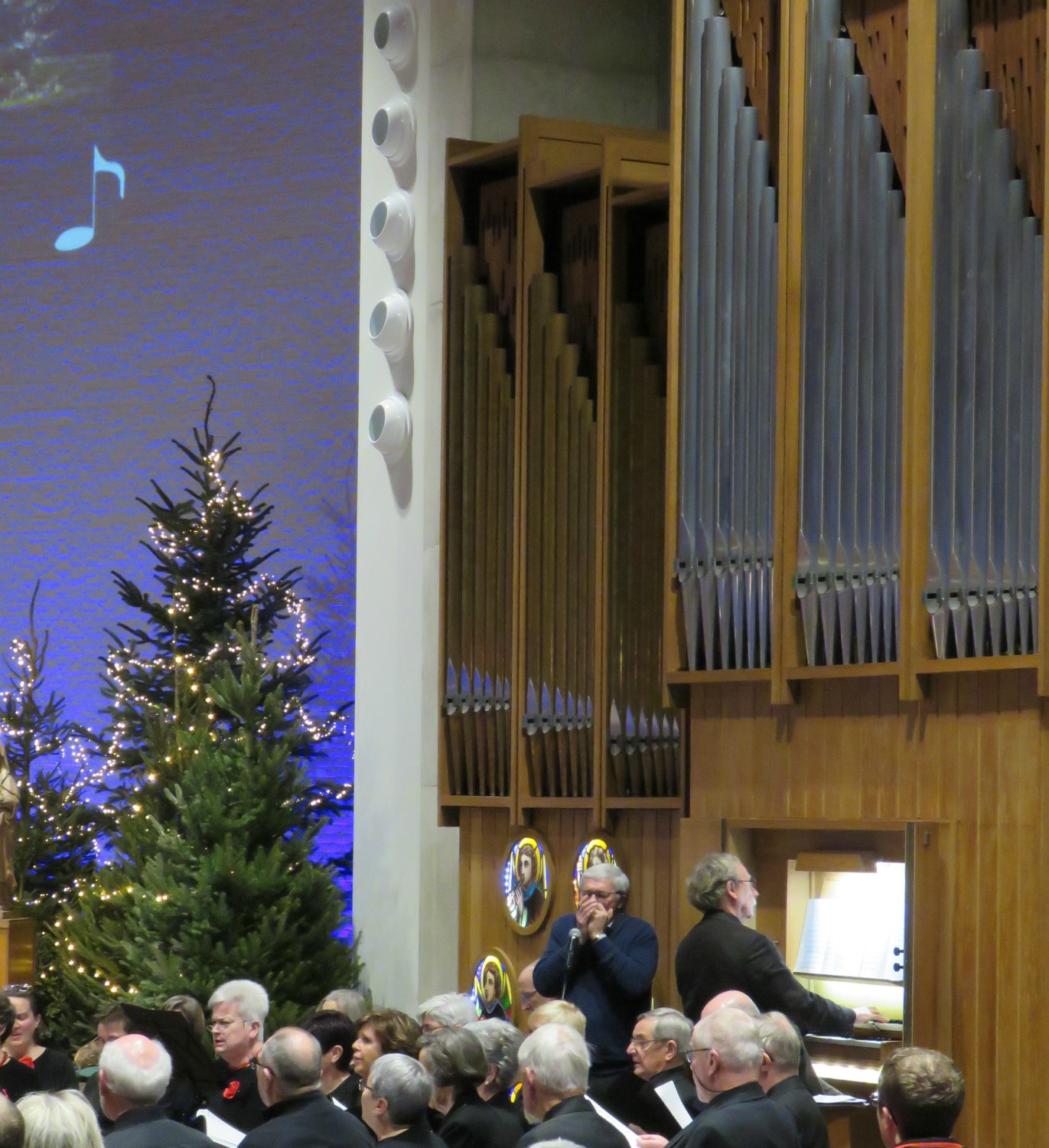 'Stille Nacht', ingezet door Jan Van Noten, mondharmonica, en Joannes Thuy aan het orgel