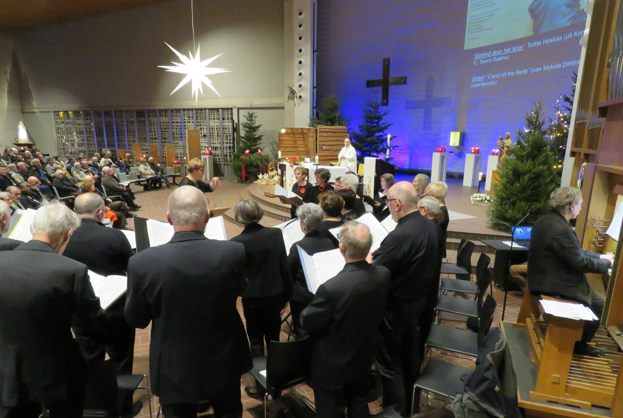 Slotlied door het Sint-Annakoor o.l.v. Myriam Baert en Joannes Thuy aan het orgel