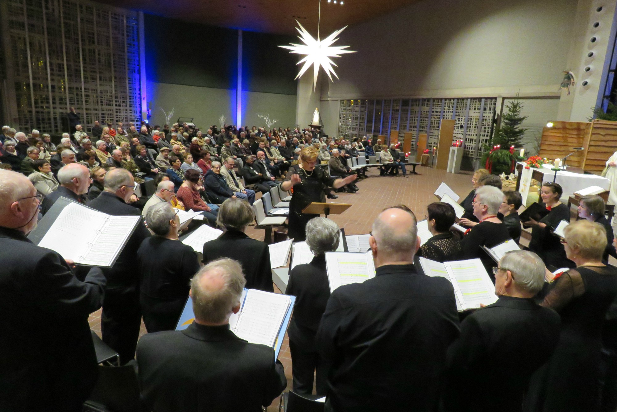 Slotlied door het Sint-Annakoor o.l.v. Myriam Baert en Joannes Thuy aan het orgel