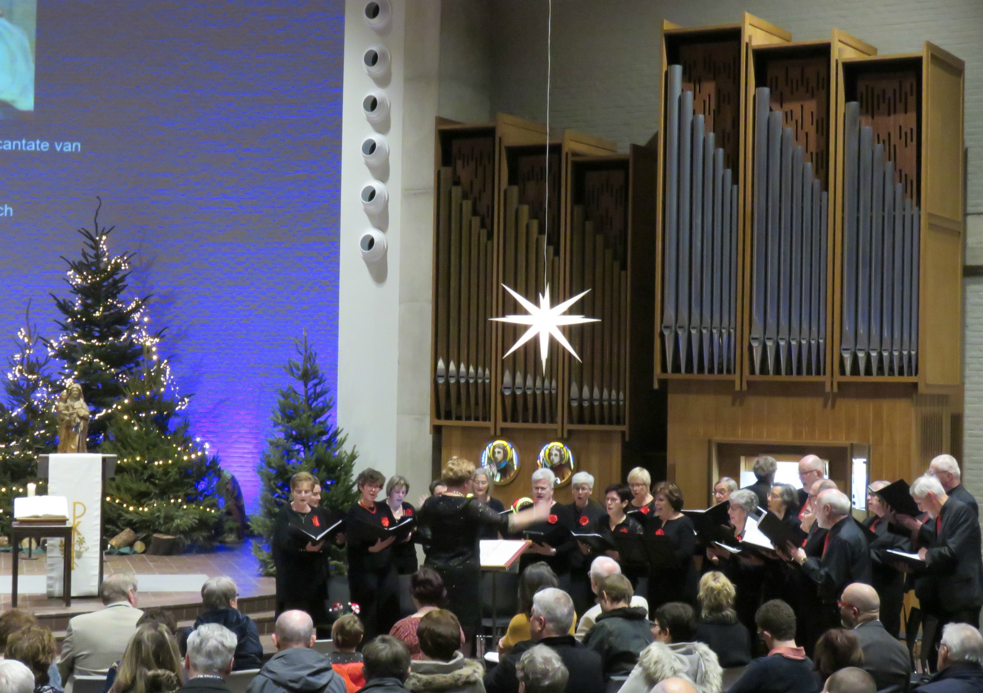 Slotlied door het Sint-Annakoor o.l.v. Myriam Baert en Joannes Thuy aan het orgel