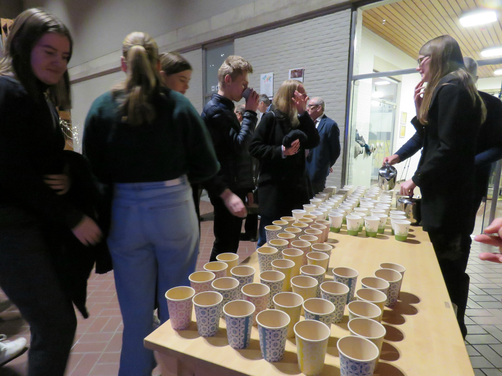 Een gezellige receptie met gluhwein en fruitsap na de kerstavondviering