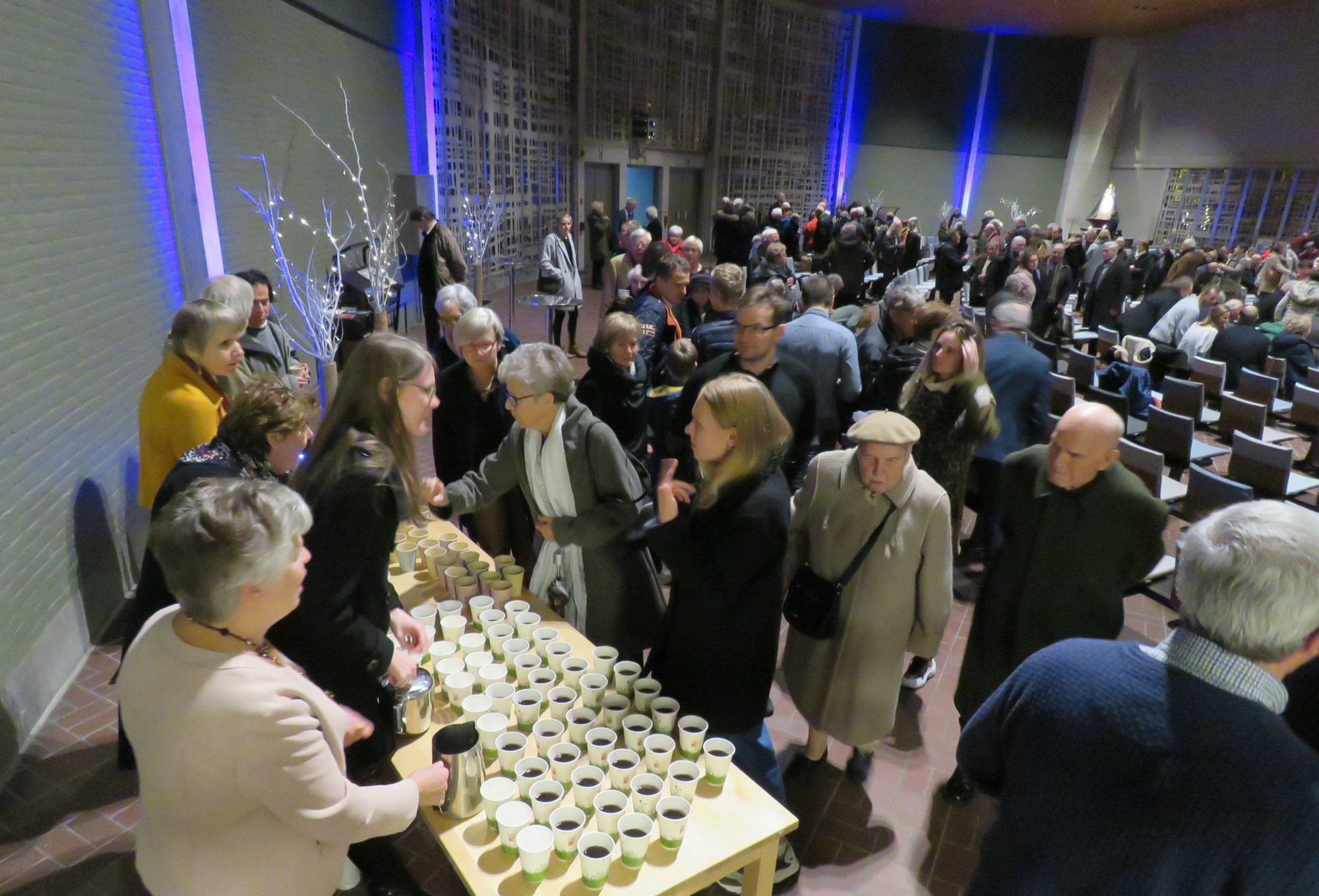 Een gezellige receptie met gluhwein en fruitsap na de kerstavondviering