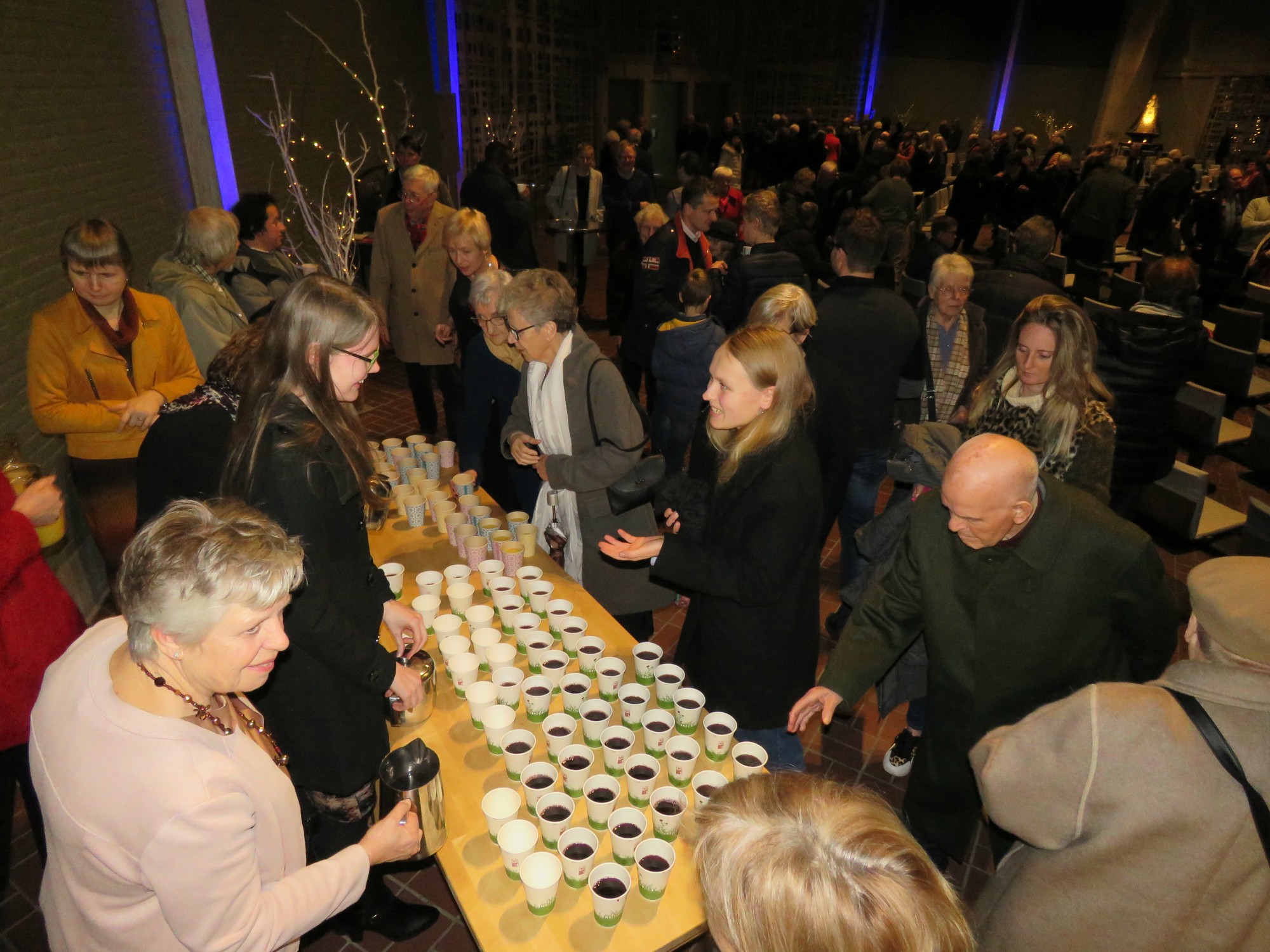 Een gezellige receptie met gluhwein en fruitsap na de kerstavondviering