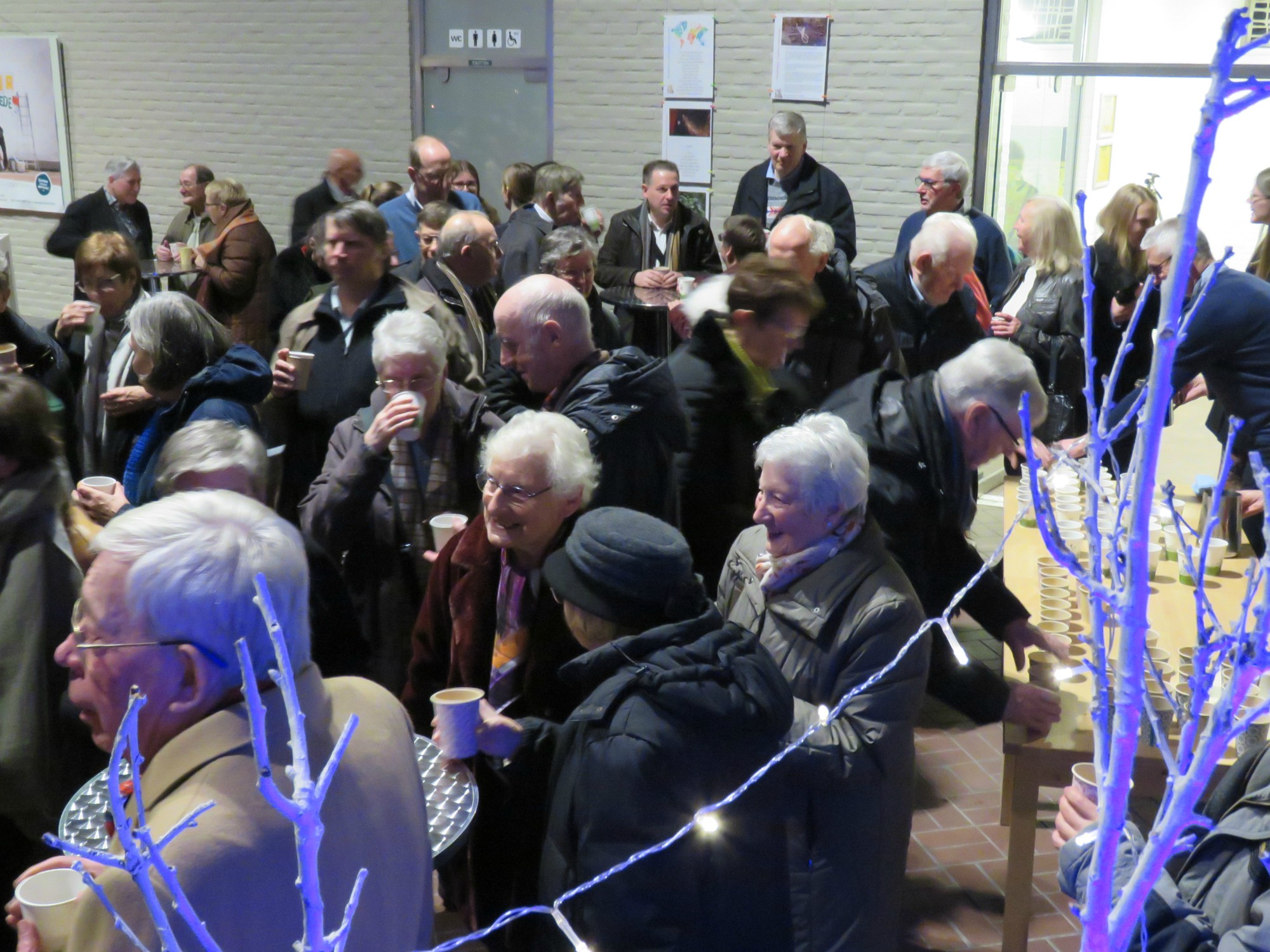 Een gezellige receptie met gluhwein en fruitsap na de kerstavondviering