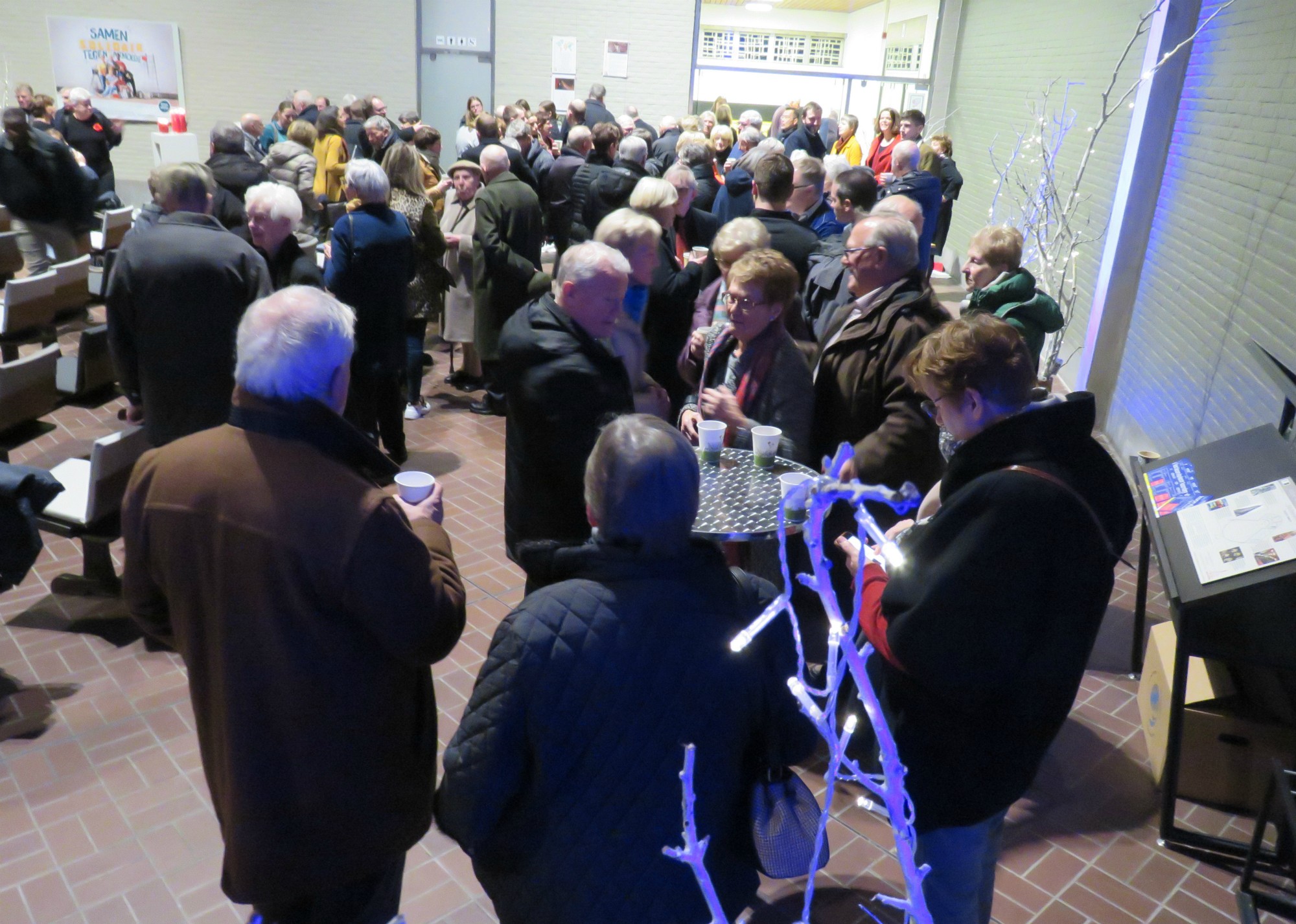 Een gezellige receptie met gluhwein en fruitsap na de kerstavondviering