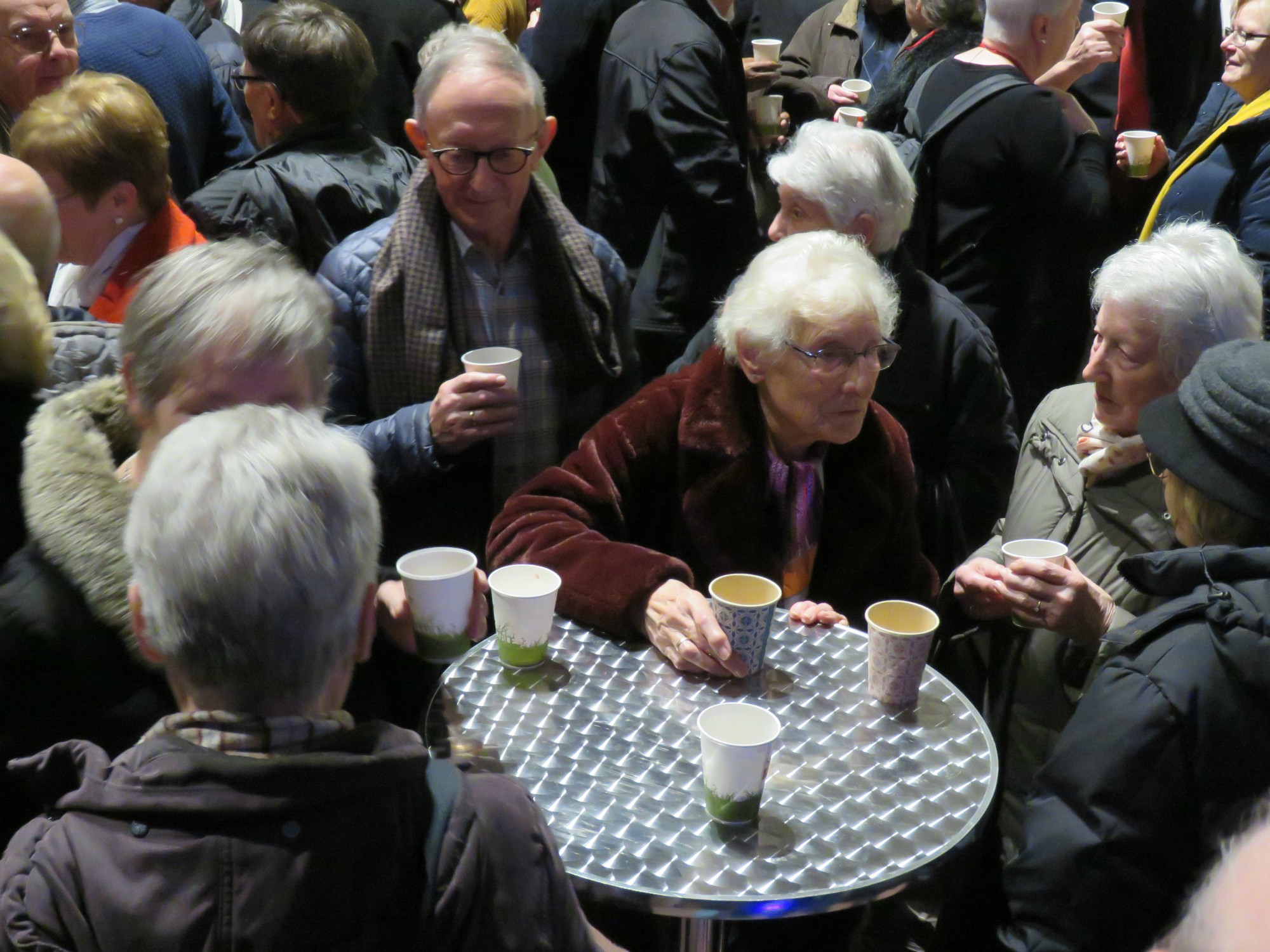 Een gezellige receptie met gluhwein en fruitsap na de kerstavondviering