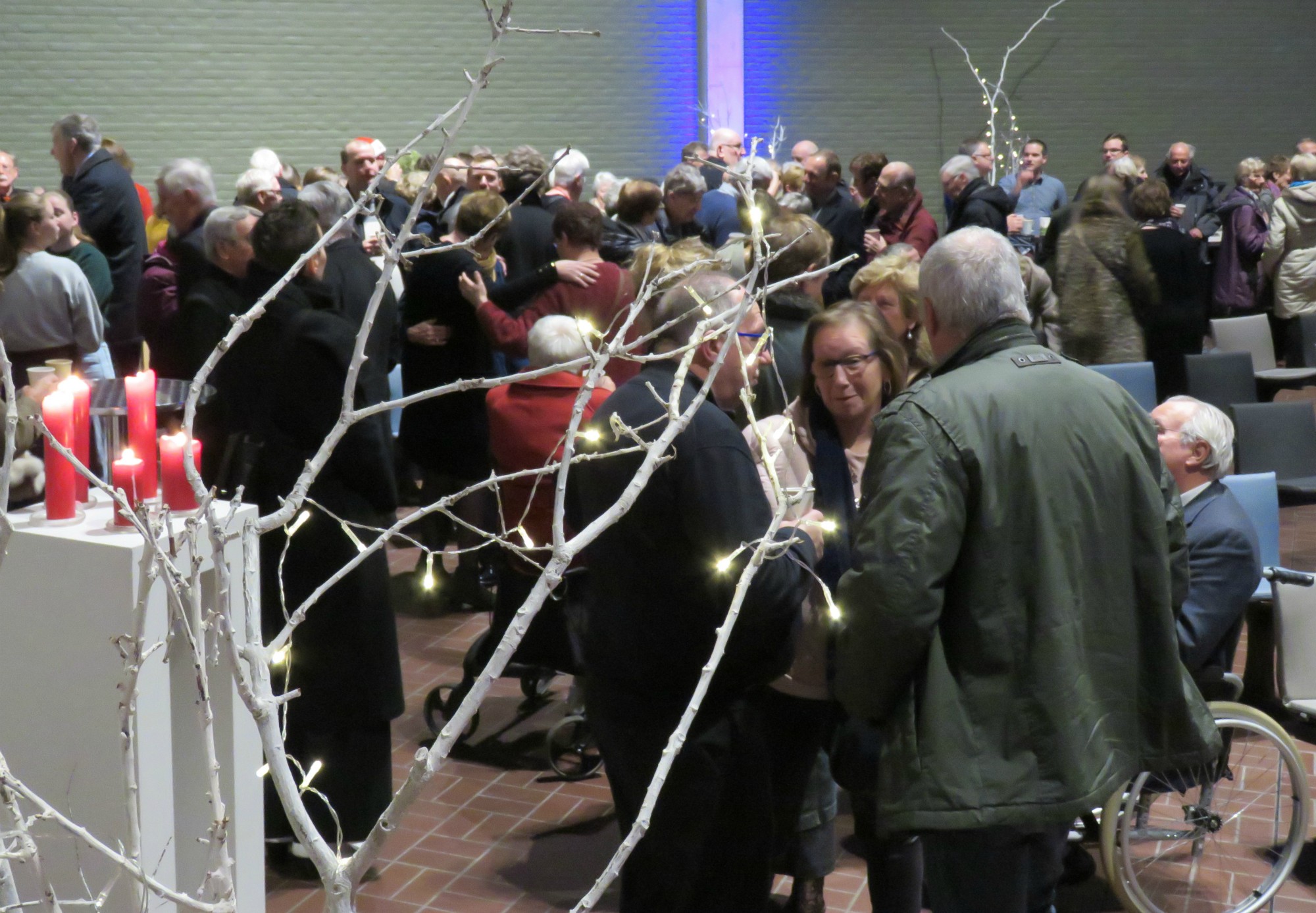 Een gezellige receptie met gluhwein en fruitsap na de kerstavondviering