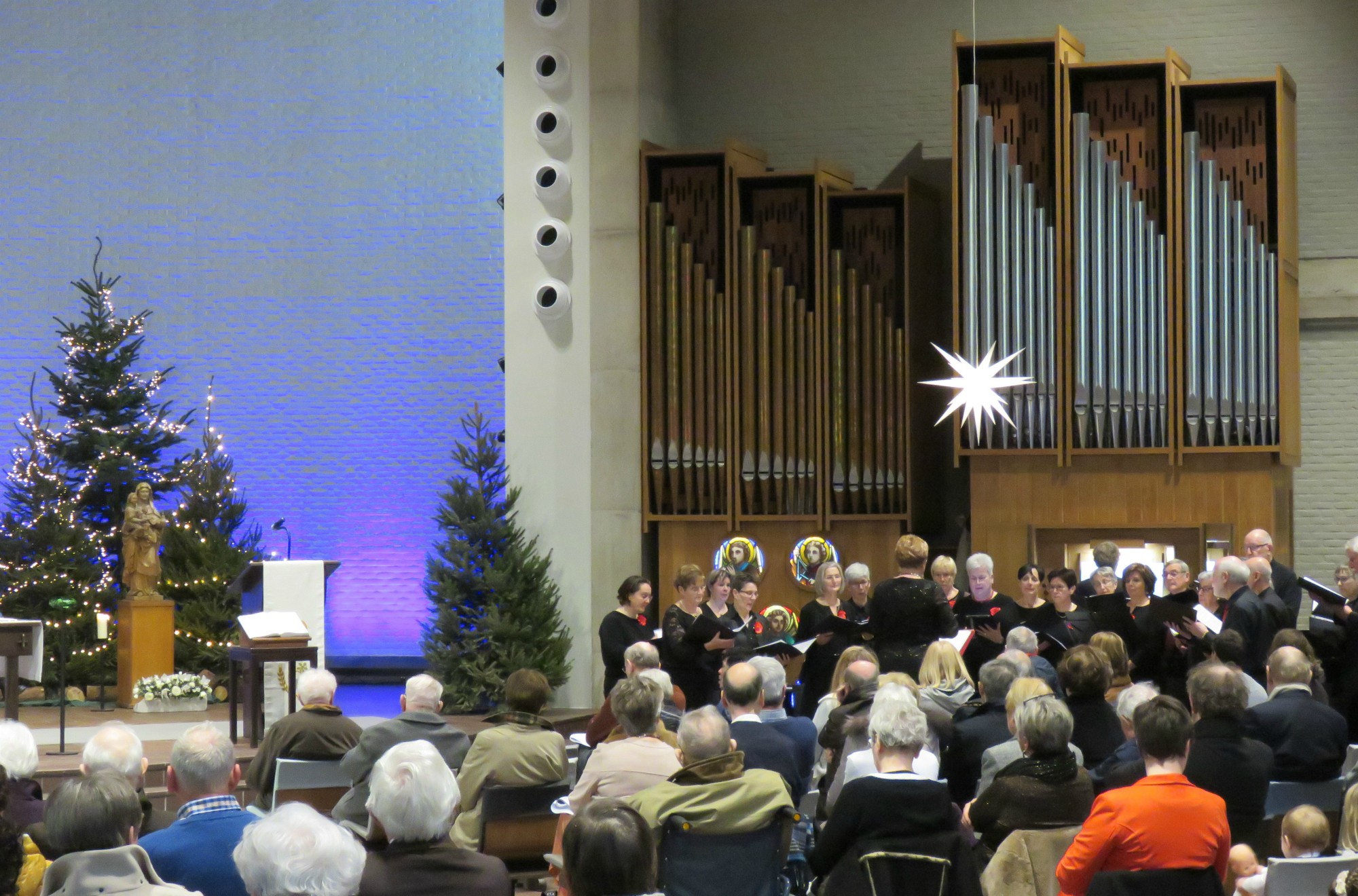 Het Sint-Annakoor, o.l.v. Myriam Baert, Joannes Thuy aan het orgel