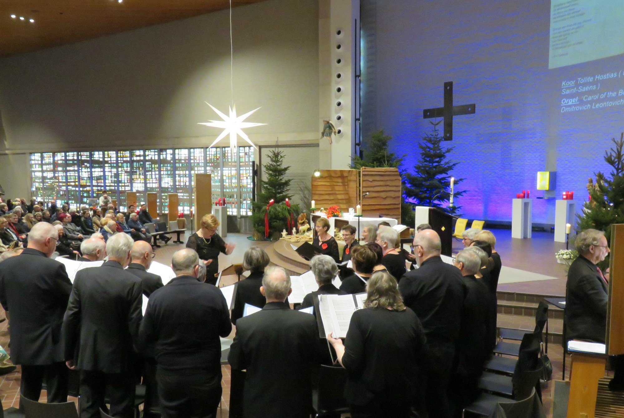 Slotlied door het Sint-Annakoor o.l.v. Myriam Baert en Joannes Thuy aan het orgel