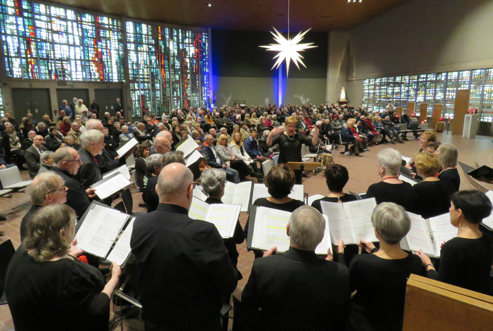 Slotlied door het Sint-Annakoor o.l.v. Myriam Baert en Joannes Thuy aan het orgel