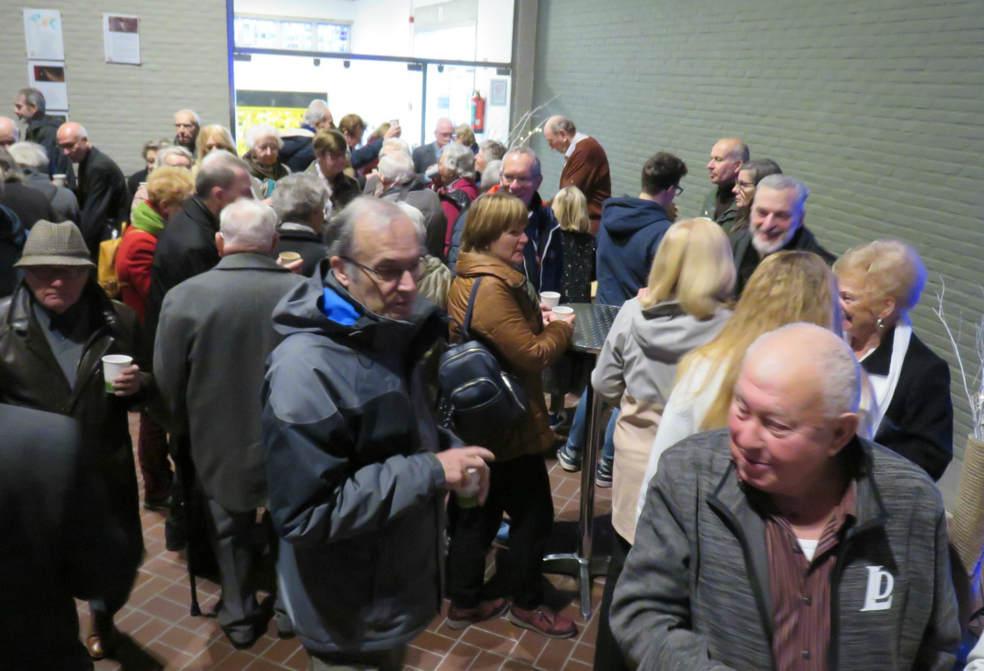 Een druk bijgewoonde receptie met gluhwein en fruitsap na de viering