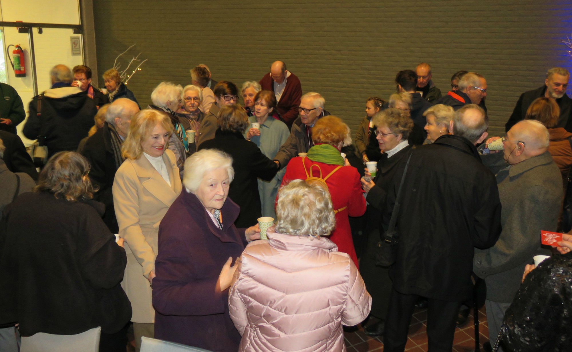 Een druk bijgewoonde receptie met gluhwein en fruitsap na de viering