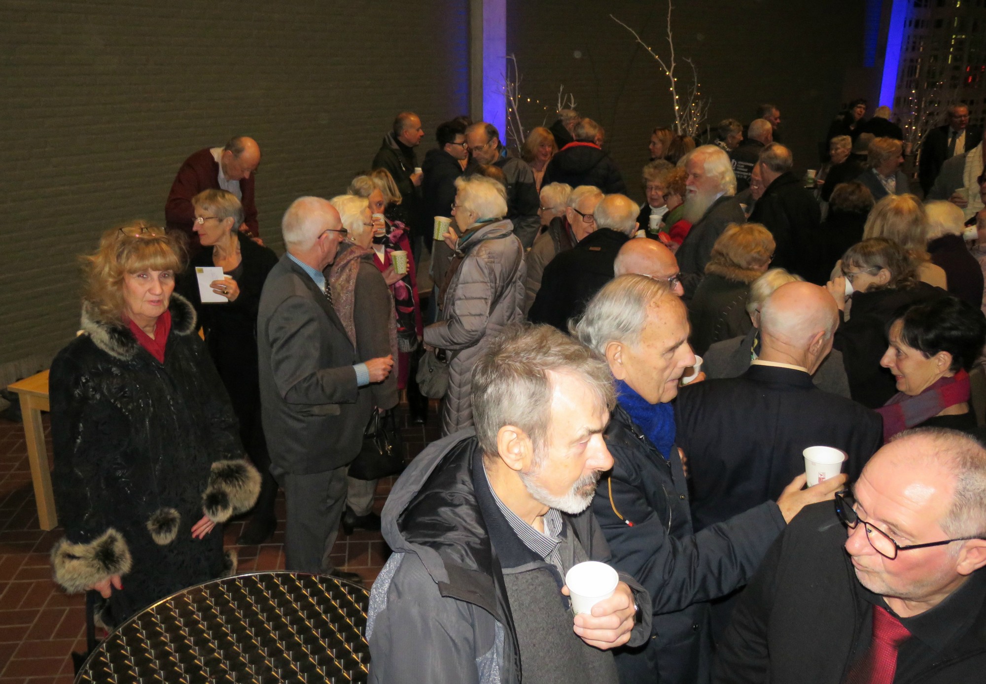 Een druk bijgewoonde receptie met gluhwein en fruitsap na de viering