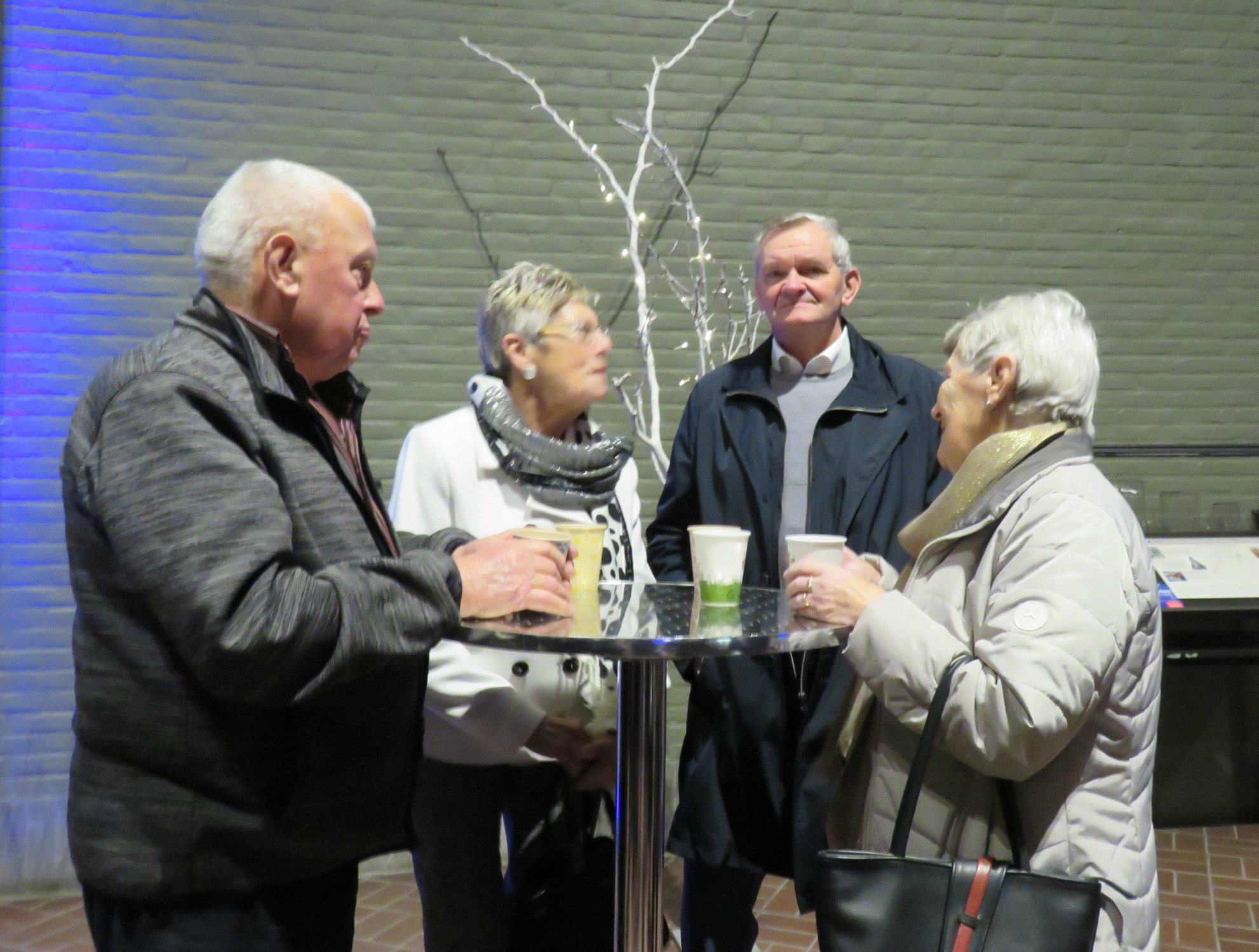 Een druk bijgewoonde receptie met gluhwein en fruitsap na de viering