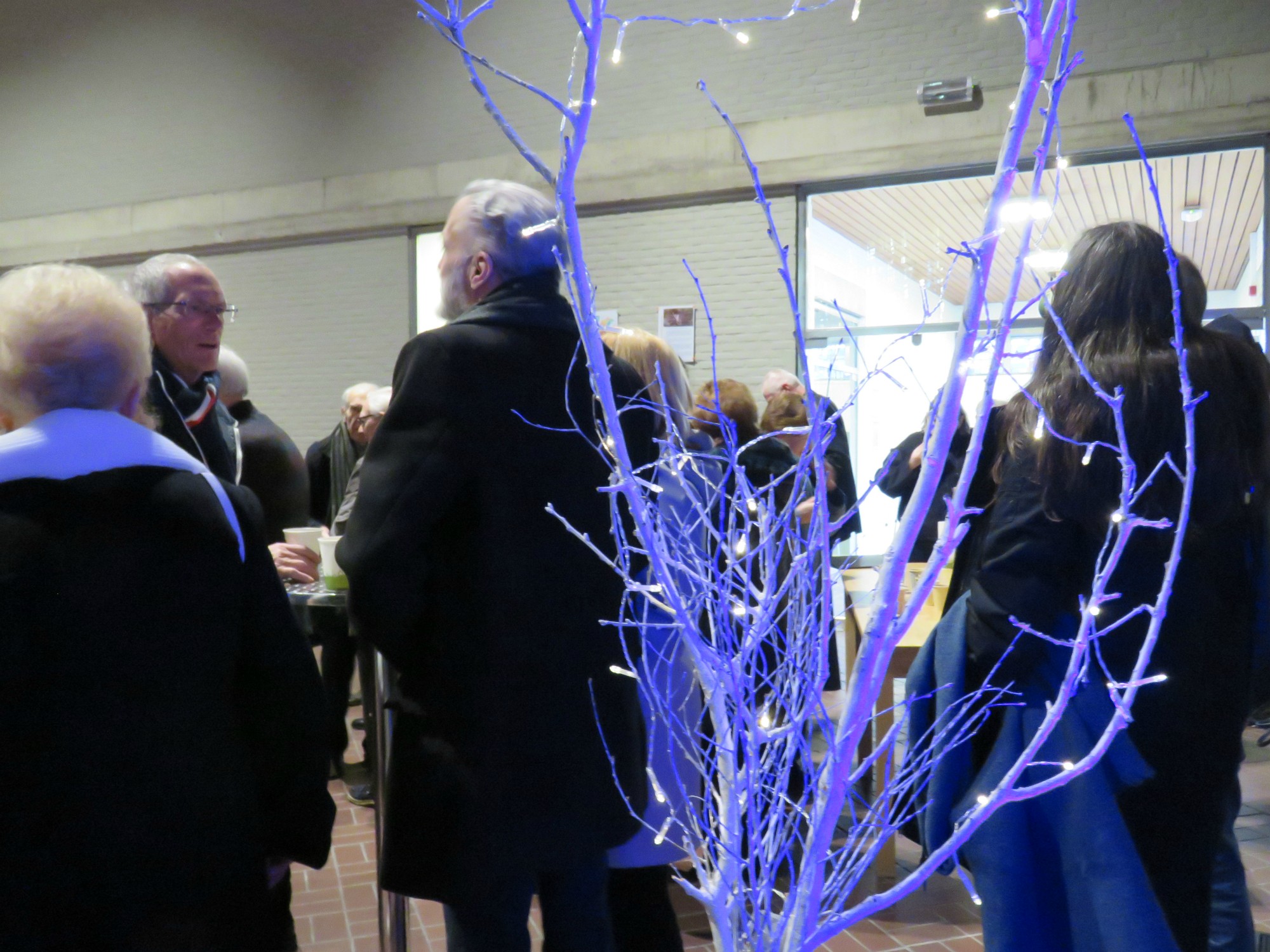 Een druk bijgewoonde receptie met gluhwein en fruitsap na de viering