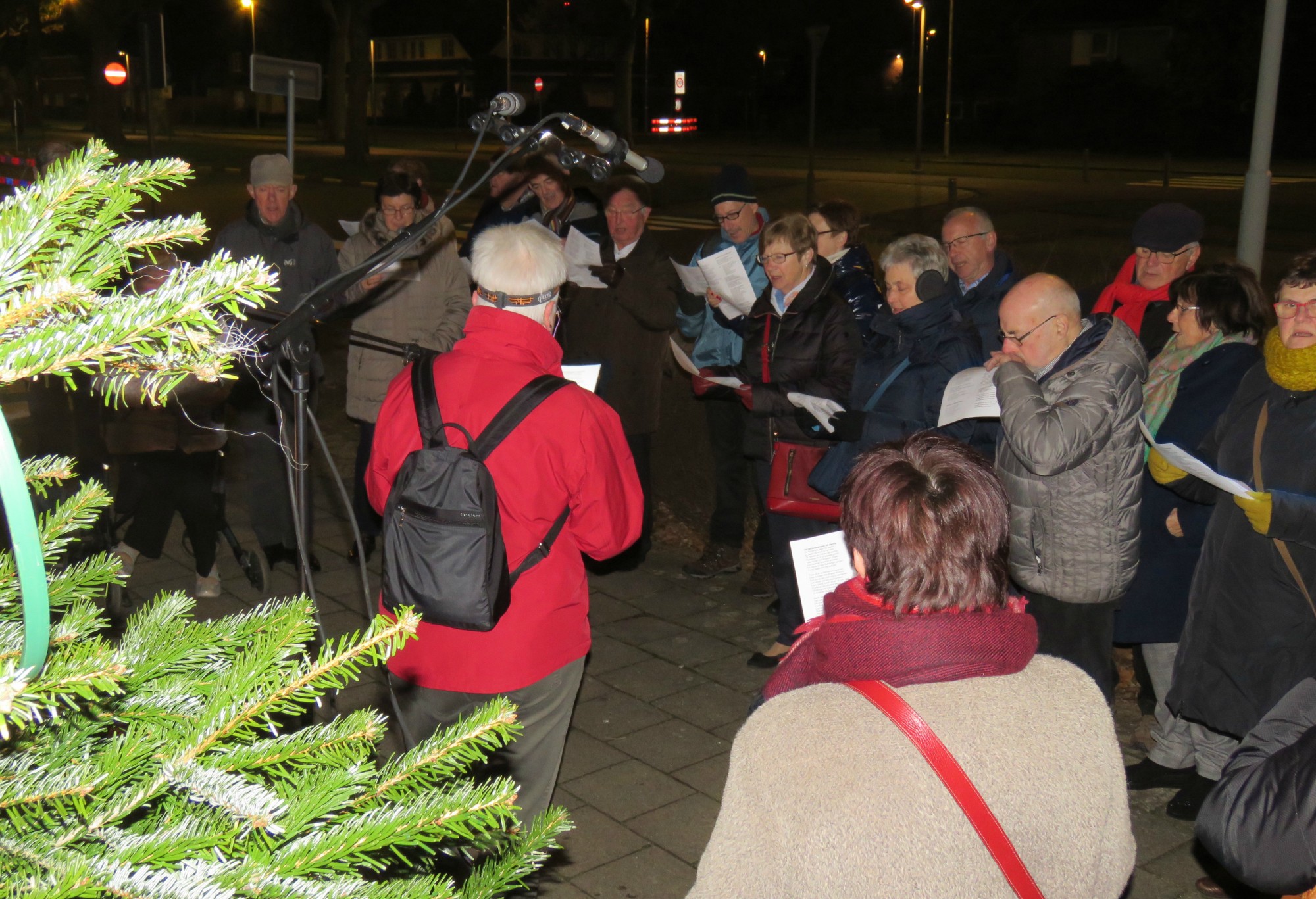 Kerststalzingen aan de KWB kerststal van de Melis Stokelaan