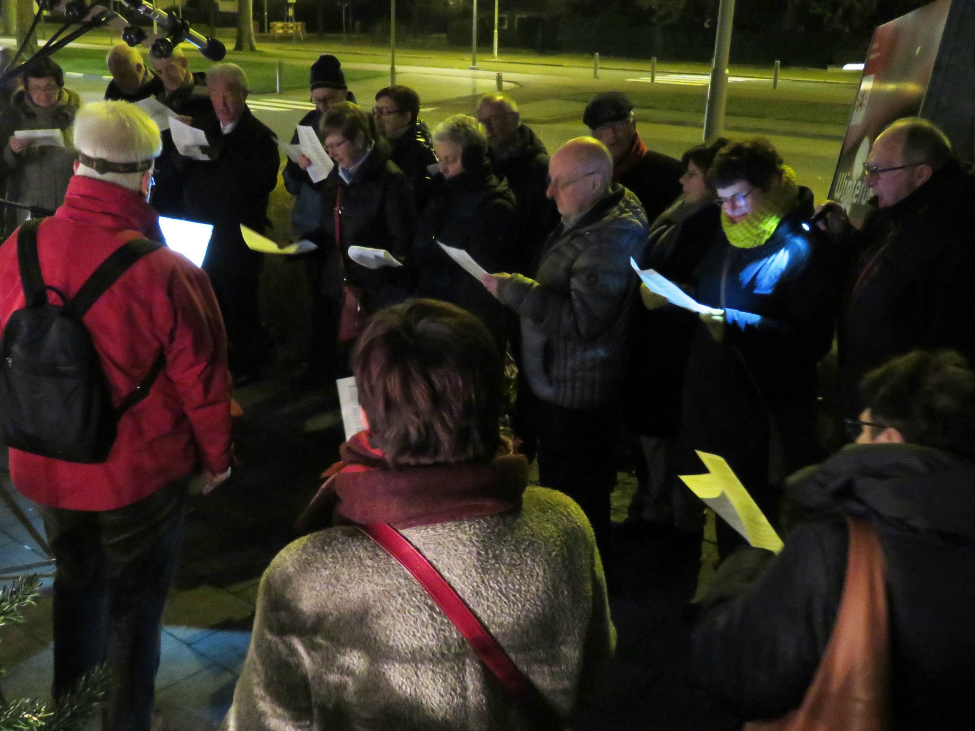 Kerststalzingen aan de KWB kerststal van de Melis Stokelaan