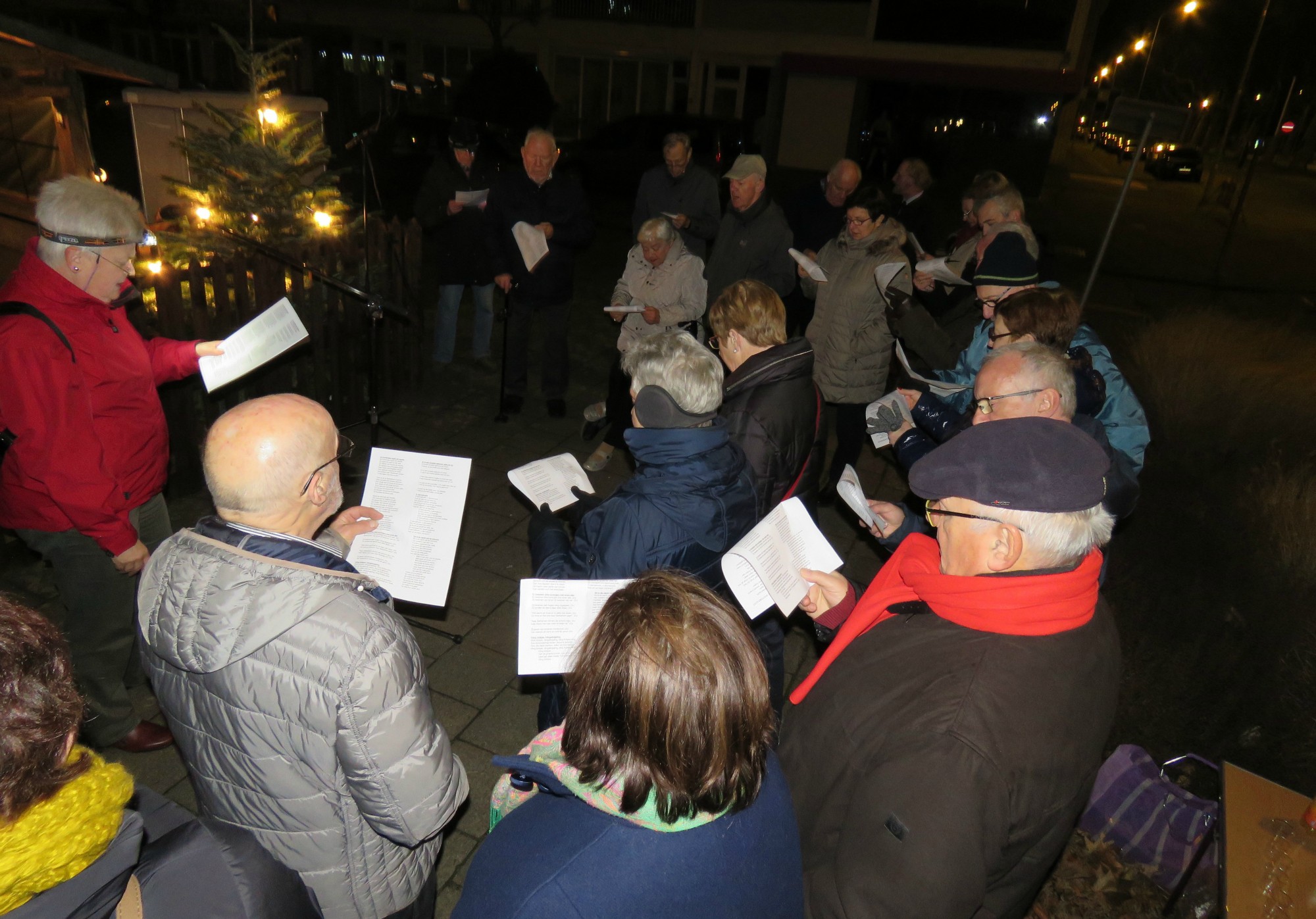 Kerststalzingen aan de KWB kerststal van de Melis Stokelaan