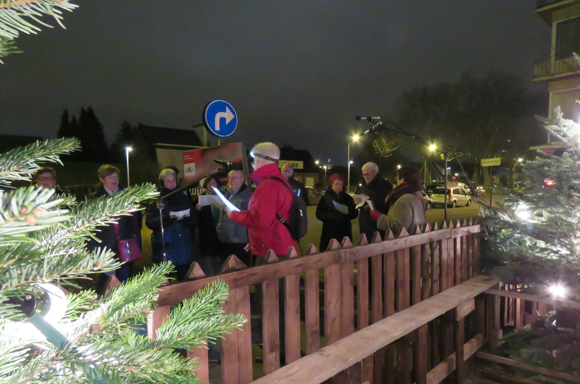 Kerststalzingen aan de KWB kerststal van de Melis Stokelaan