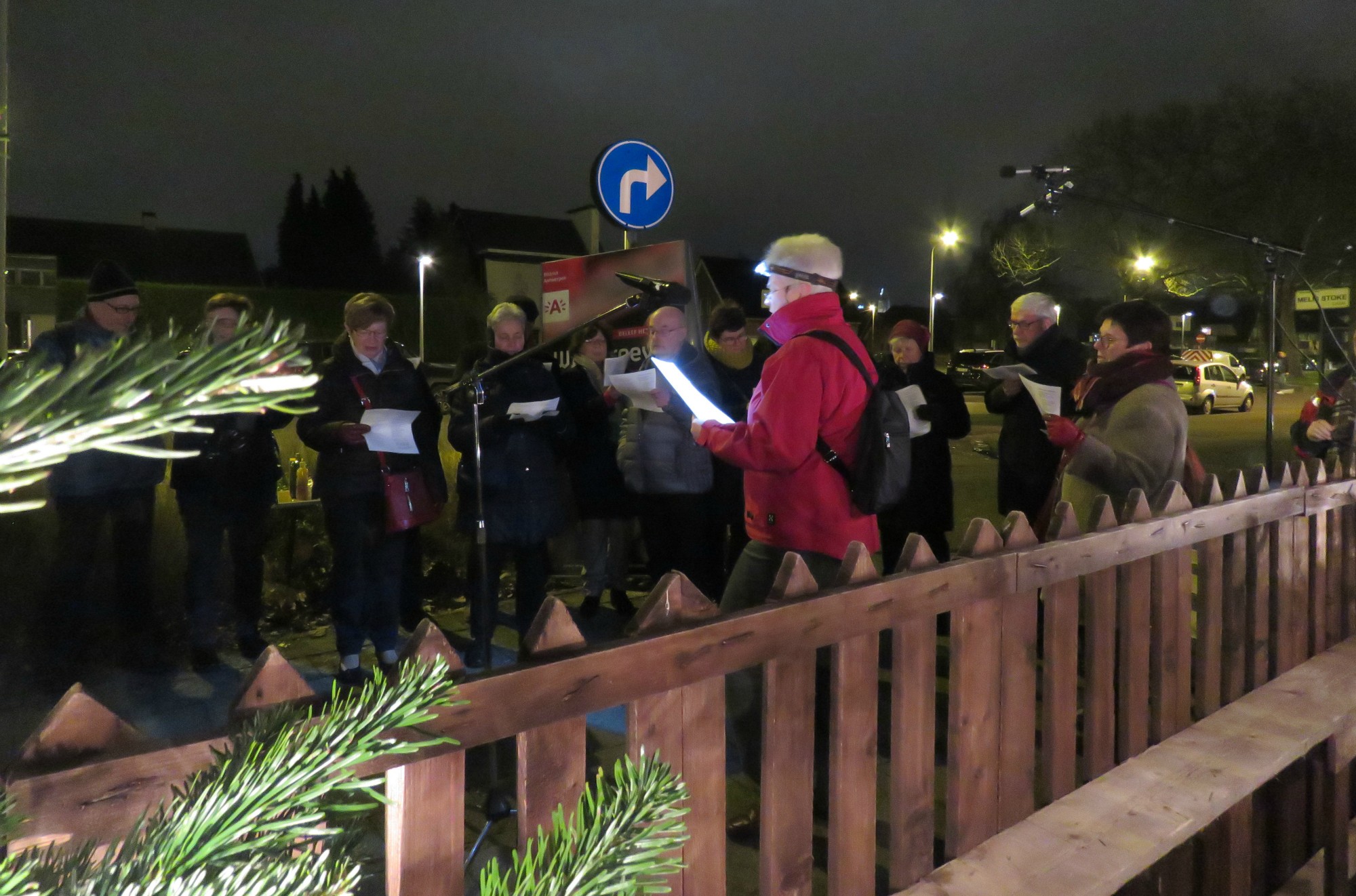 Kerststalzingen aan de KWB kerststal van de Melis Stokelaan