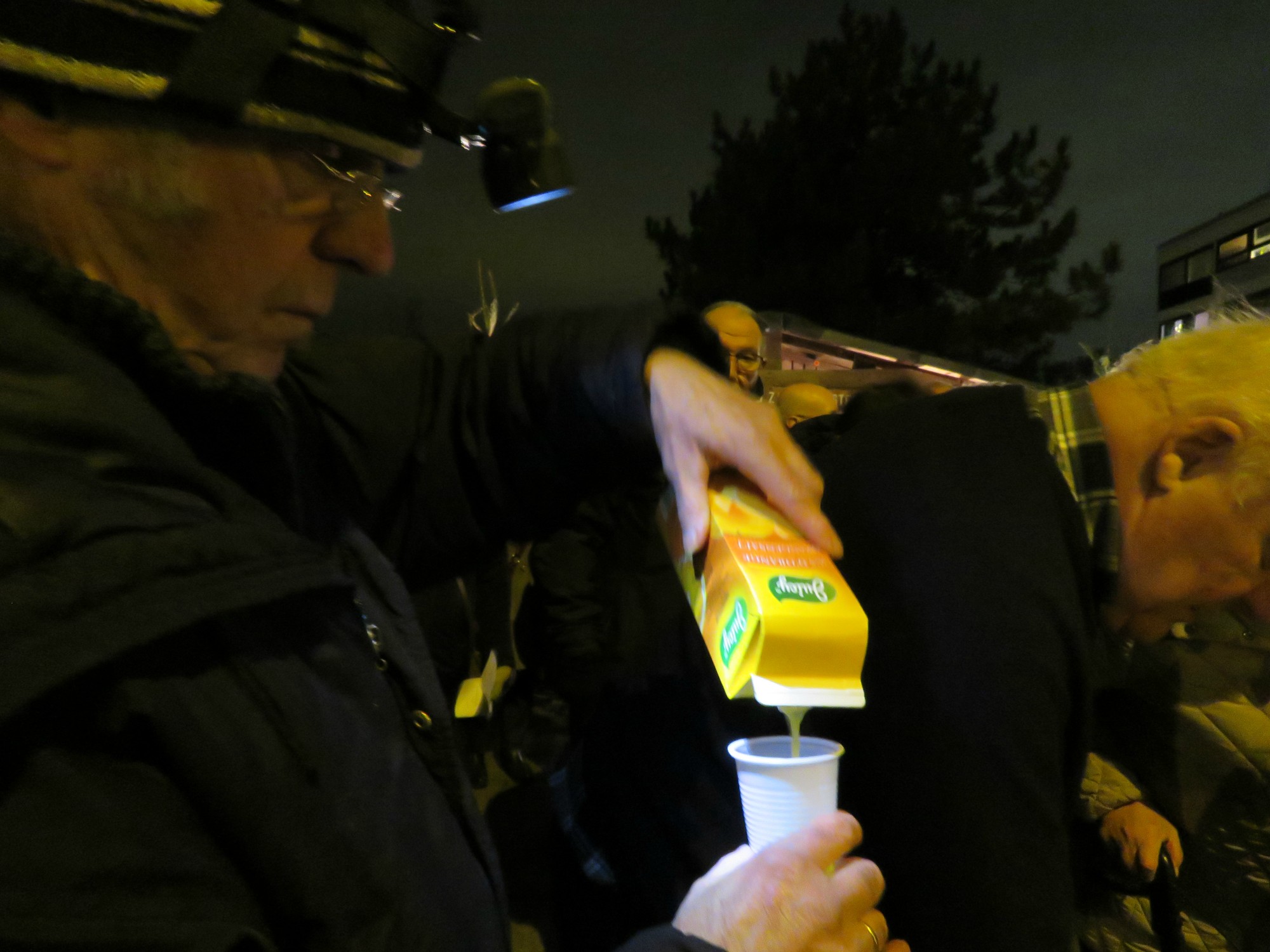 Ludo voorziet de dorstigen van iets fris