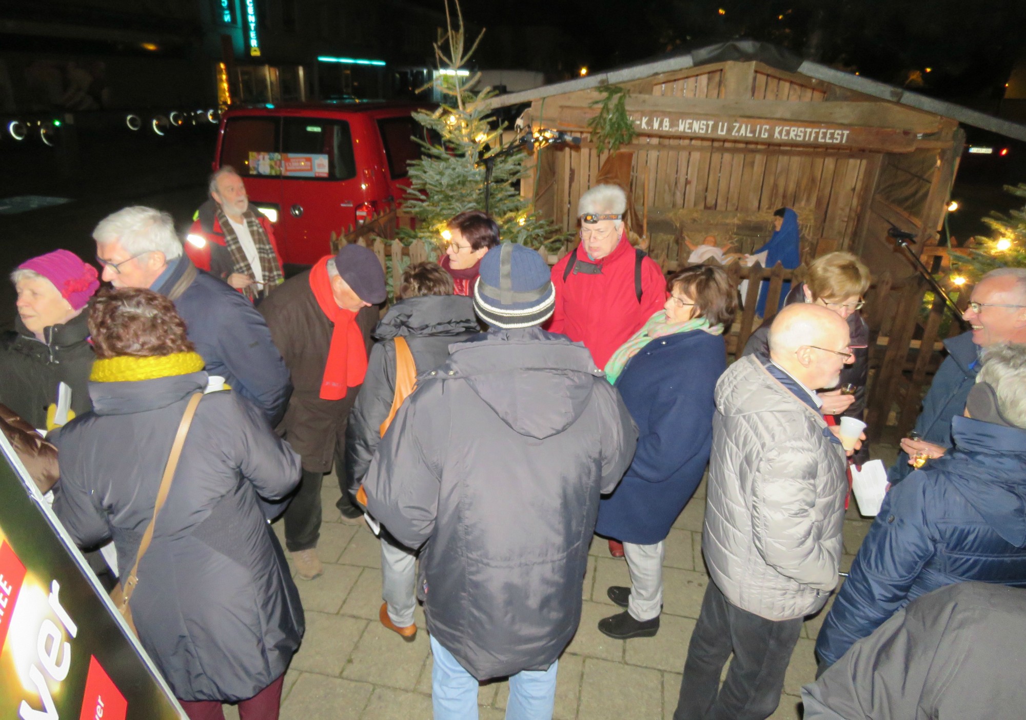 Kerststalzingen aan de KWB kerststal van de Melis Stokelaan