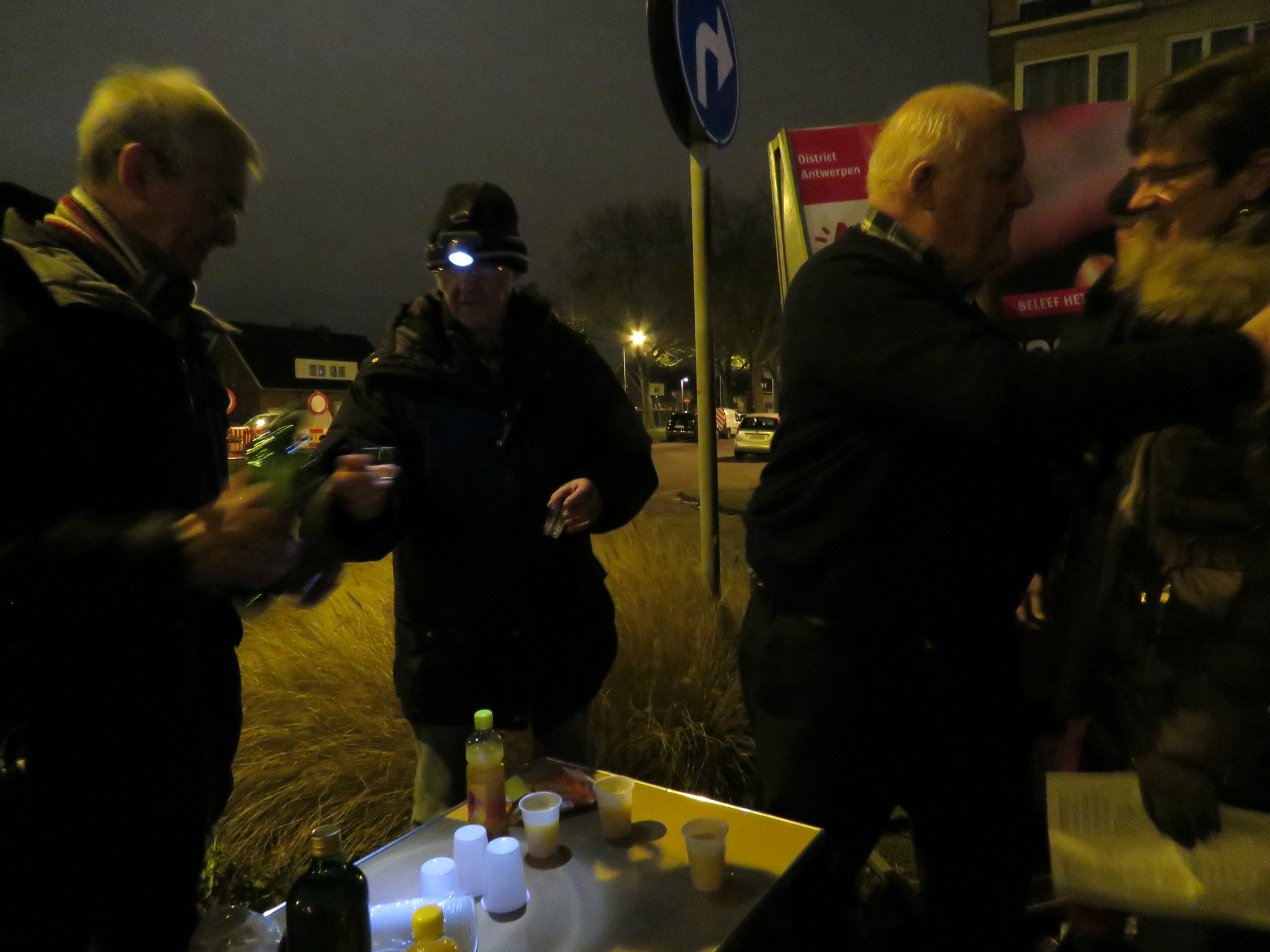 Kerststalzingen aan de KWB kerststal van de Melis Stokelaan