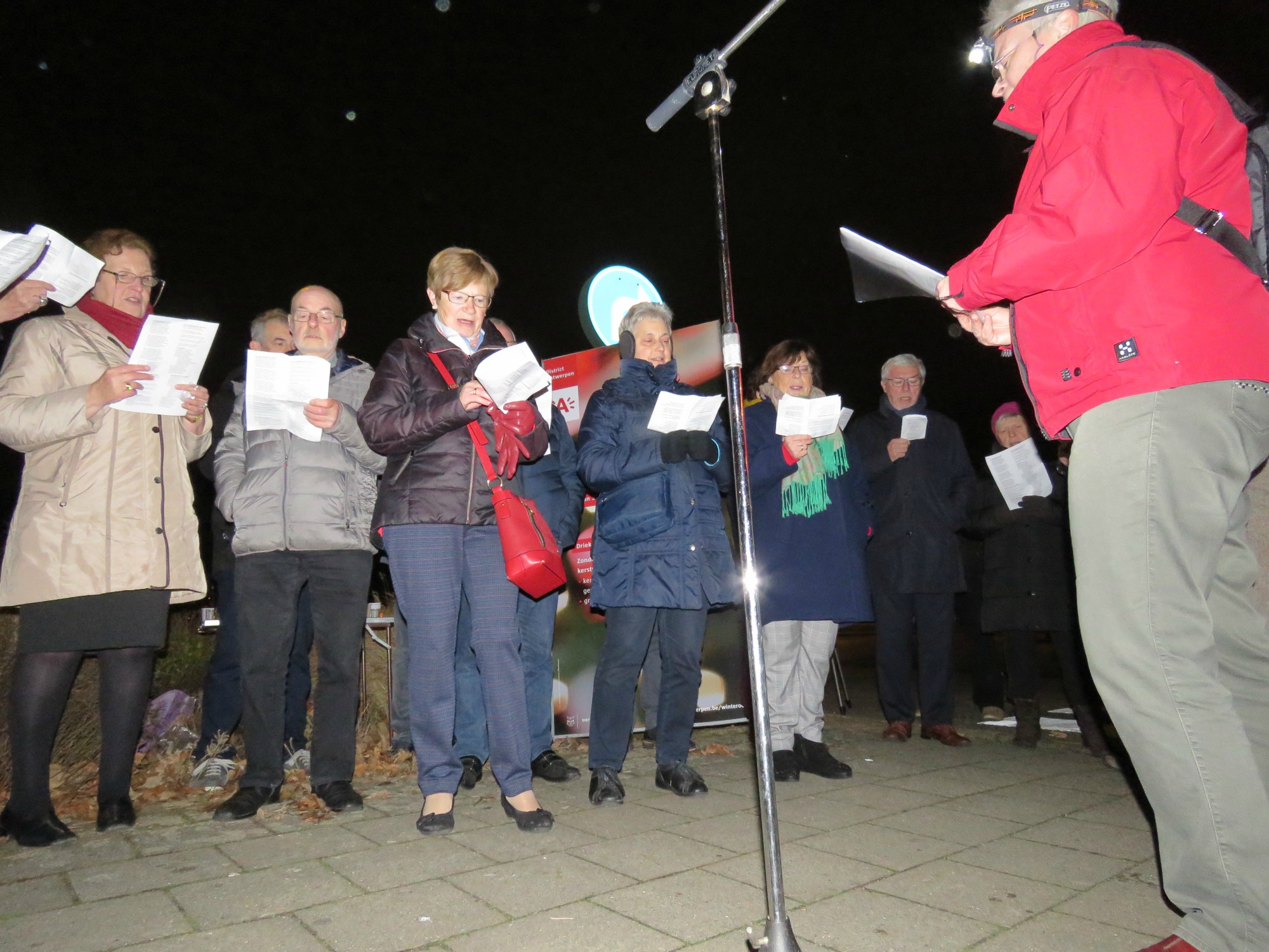 Kerststalzingen aan de KWB kerststal van de Melis Stokelaan