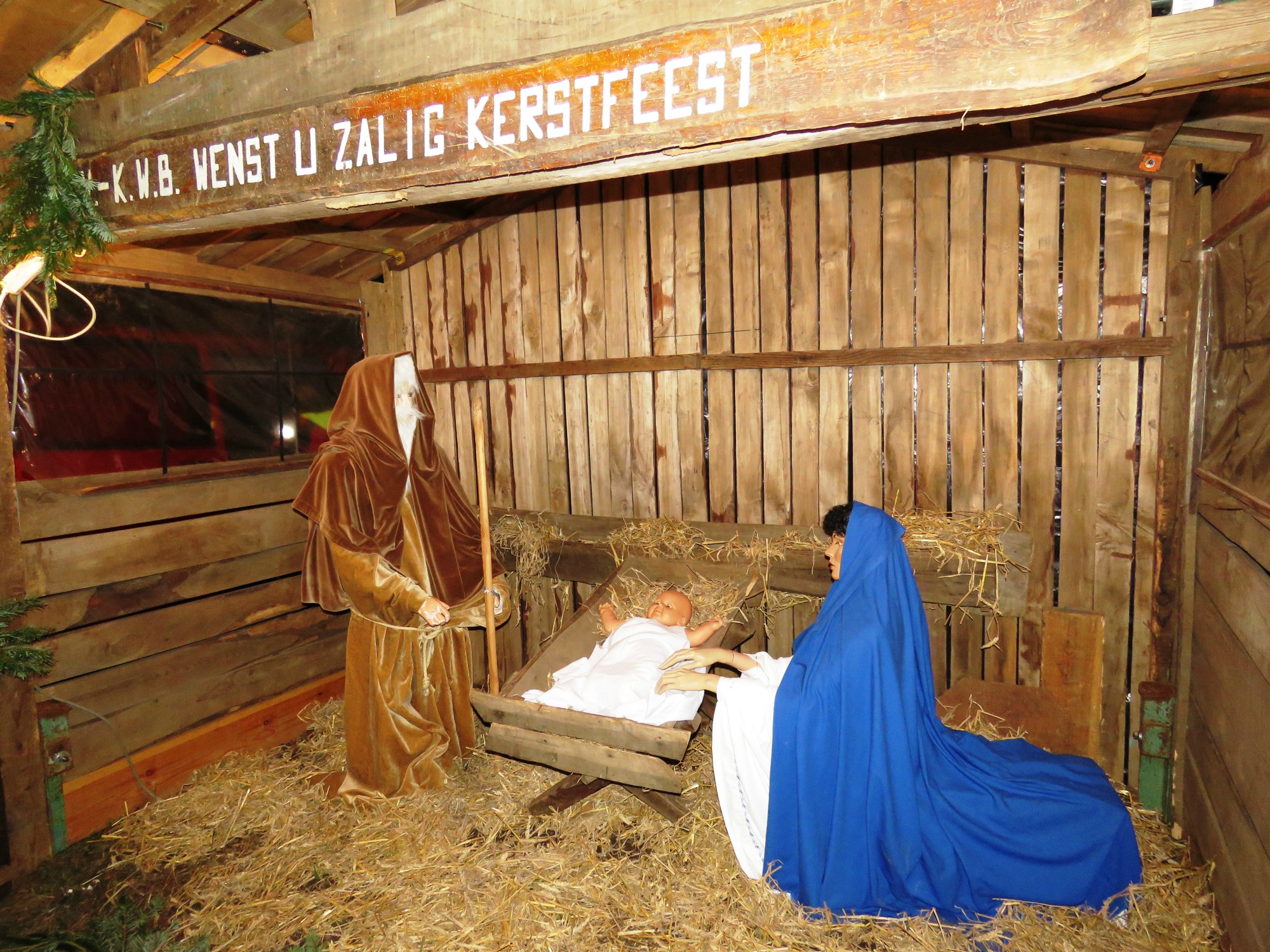 Kerststalzingen aan de KWB kerststal van de Melis Stokelaan