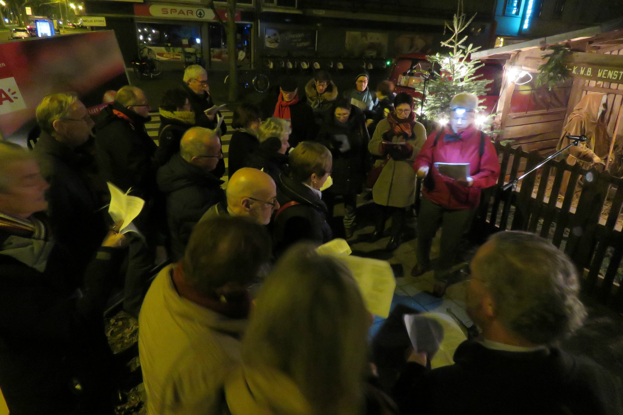 Kerststalzingen aan de KWB kerststal van de Melis Stokelaan