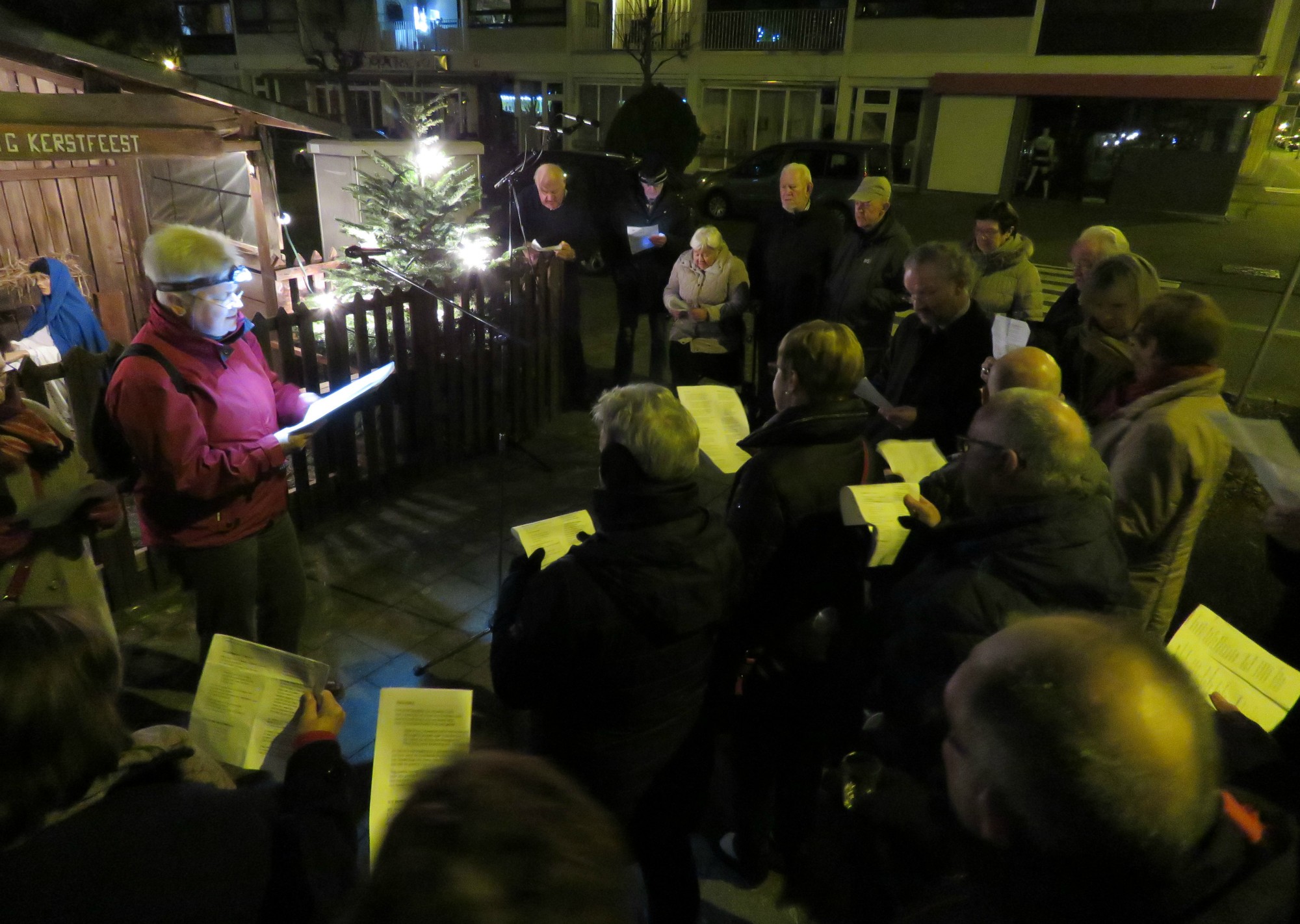 Kerststalzingen aan de KWB kerststal van de Melis Stokelaan