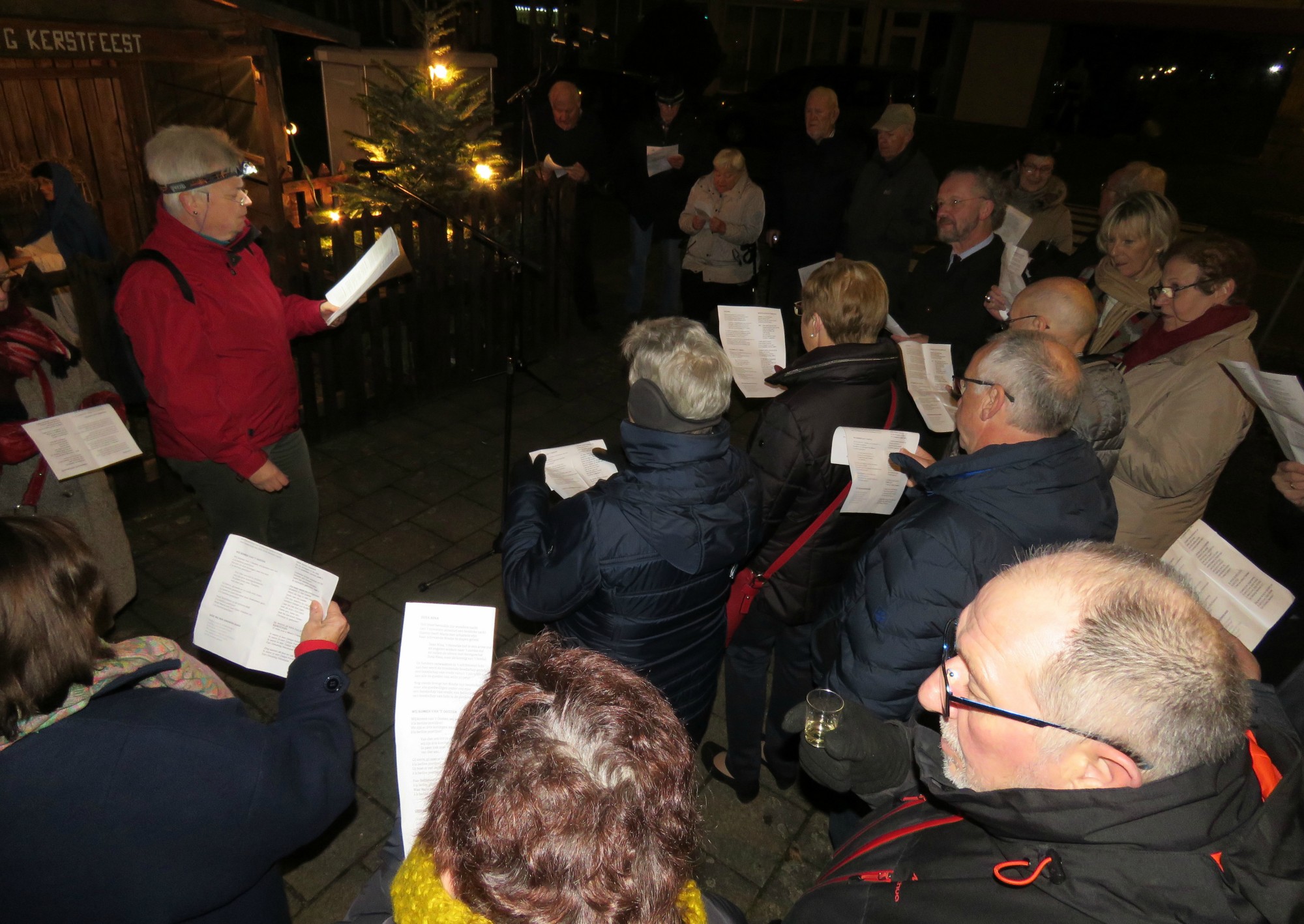 Kerststalzingen aan de KWB kerststal van de Melis Stokelaan