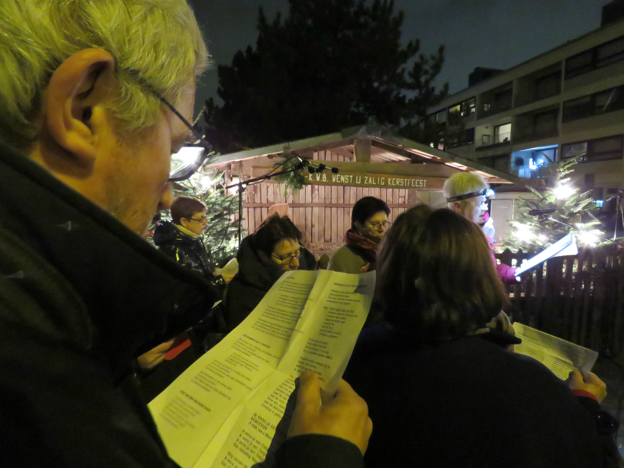 Kerststalzingen aan de KWB kerststal van de Melis Stokelaan