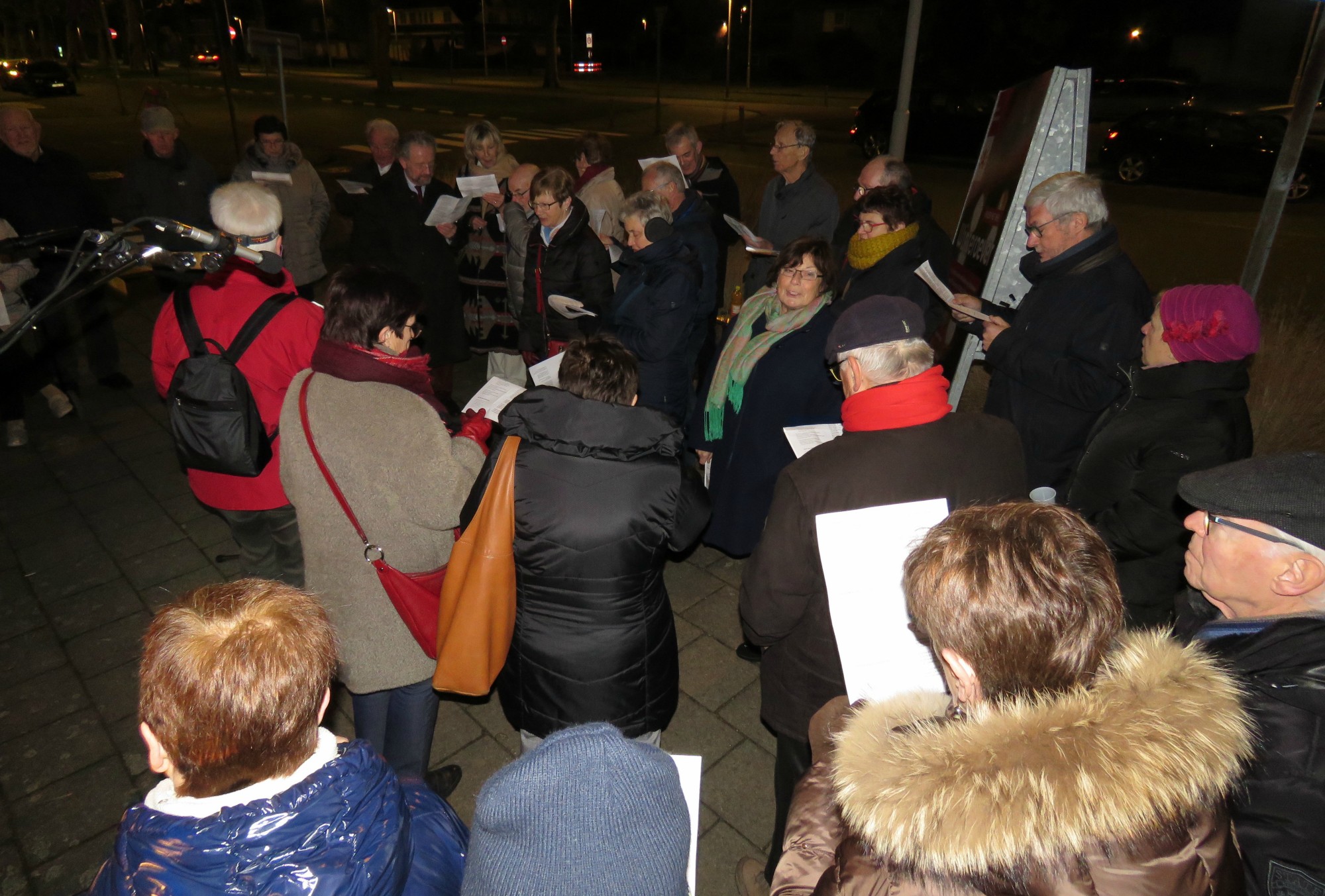 Kerststalzingen aan de KWB kerststal van de Melis Stokelaan