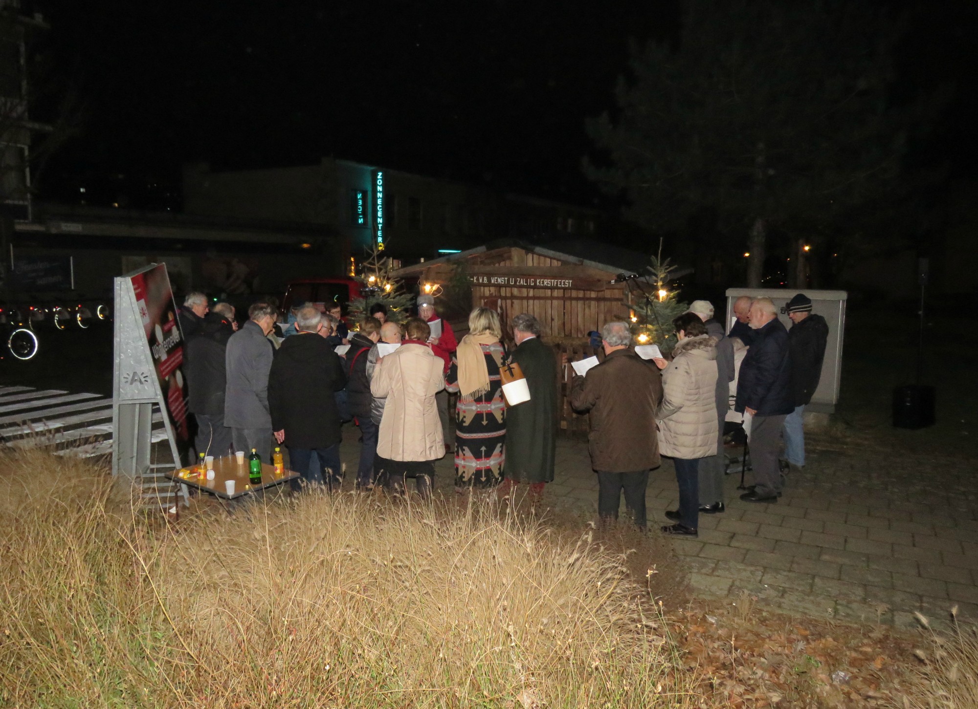 Kerststalzingen aan de KWB kerststal van de Melis Stokelaan