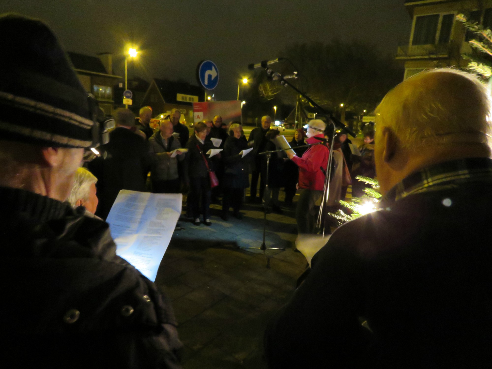 Kerststalzingen aan de KWB kerststal van de Melis Stokelaan