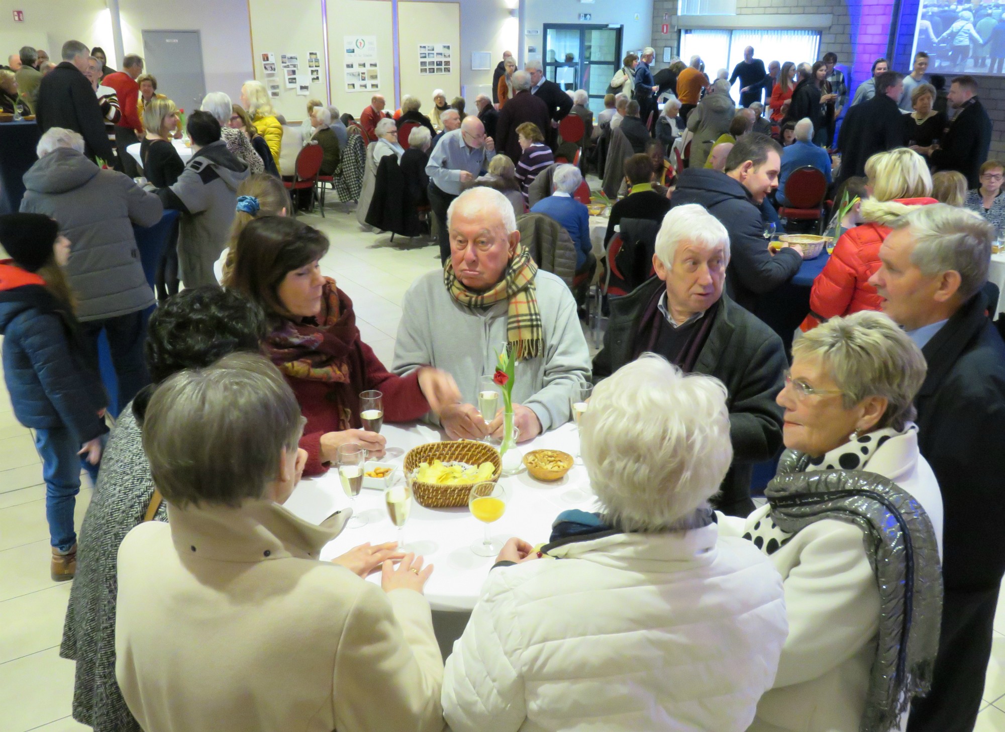 Heel veel volk op de nieuwjaarsreceptie van de Sint-Anna-ten-Drieënparochie