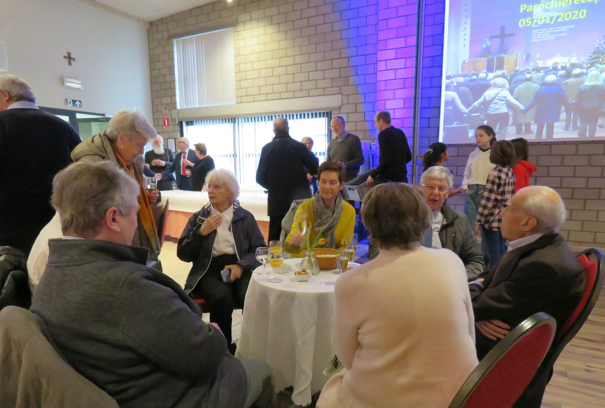 Heel veel volk op de nieuwjaarsreceptie van de Sint-Anna-ten-Drieënparochie