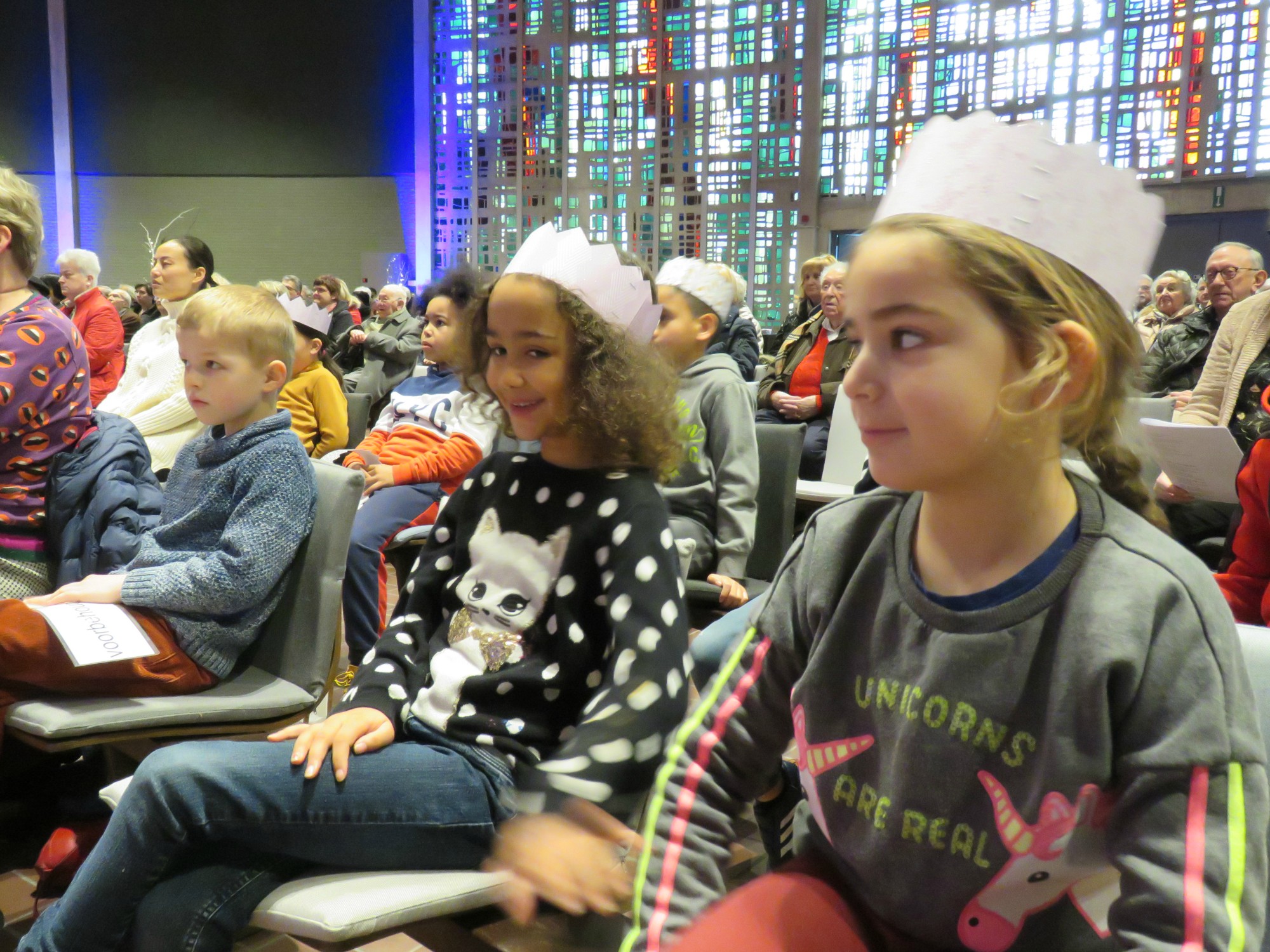 De eerste communicanten zitten vooraan in de kerk