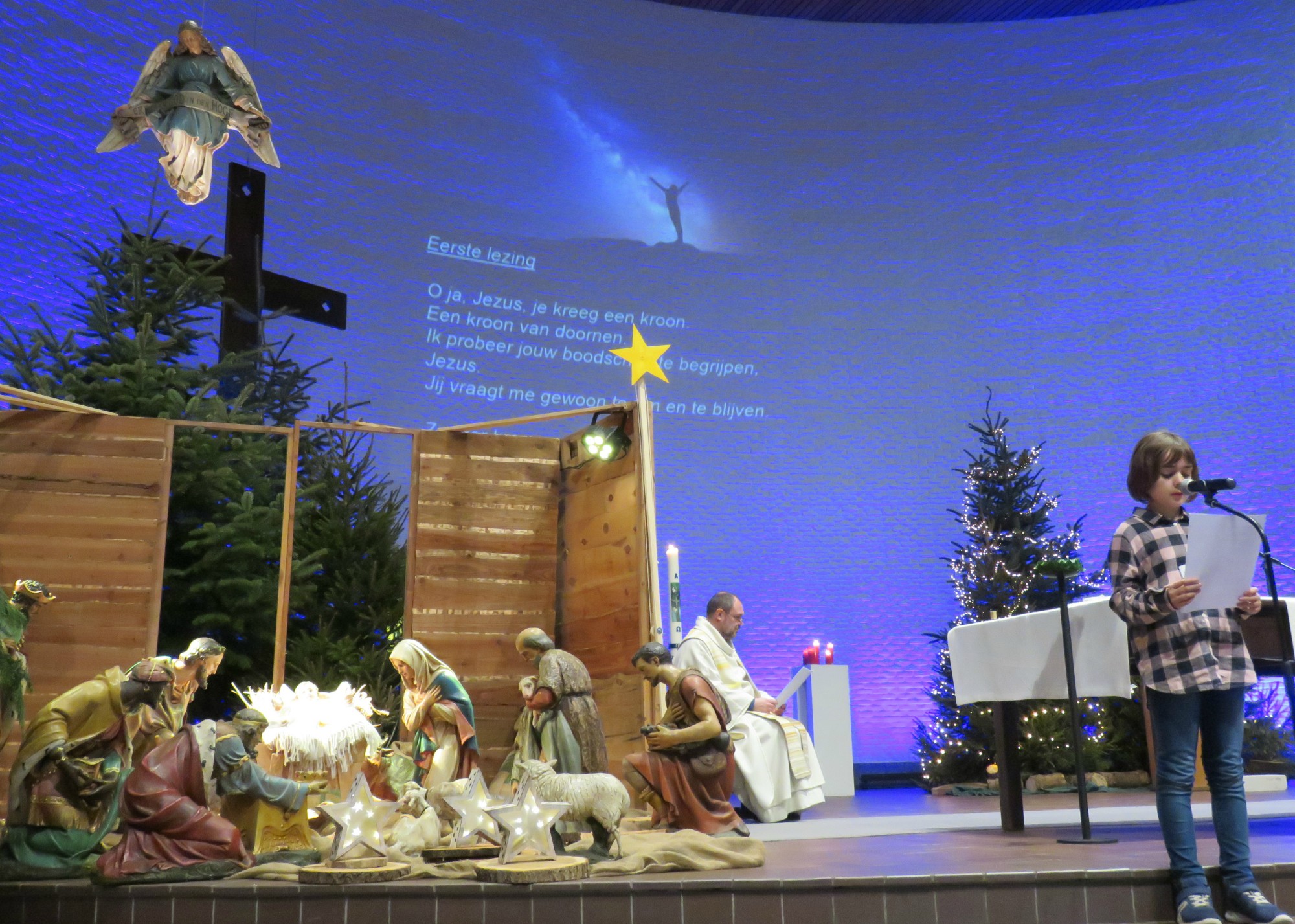 Eerste lezing door een vormeling aan de kerststal