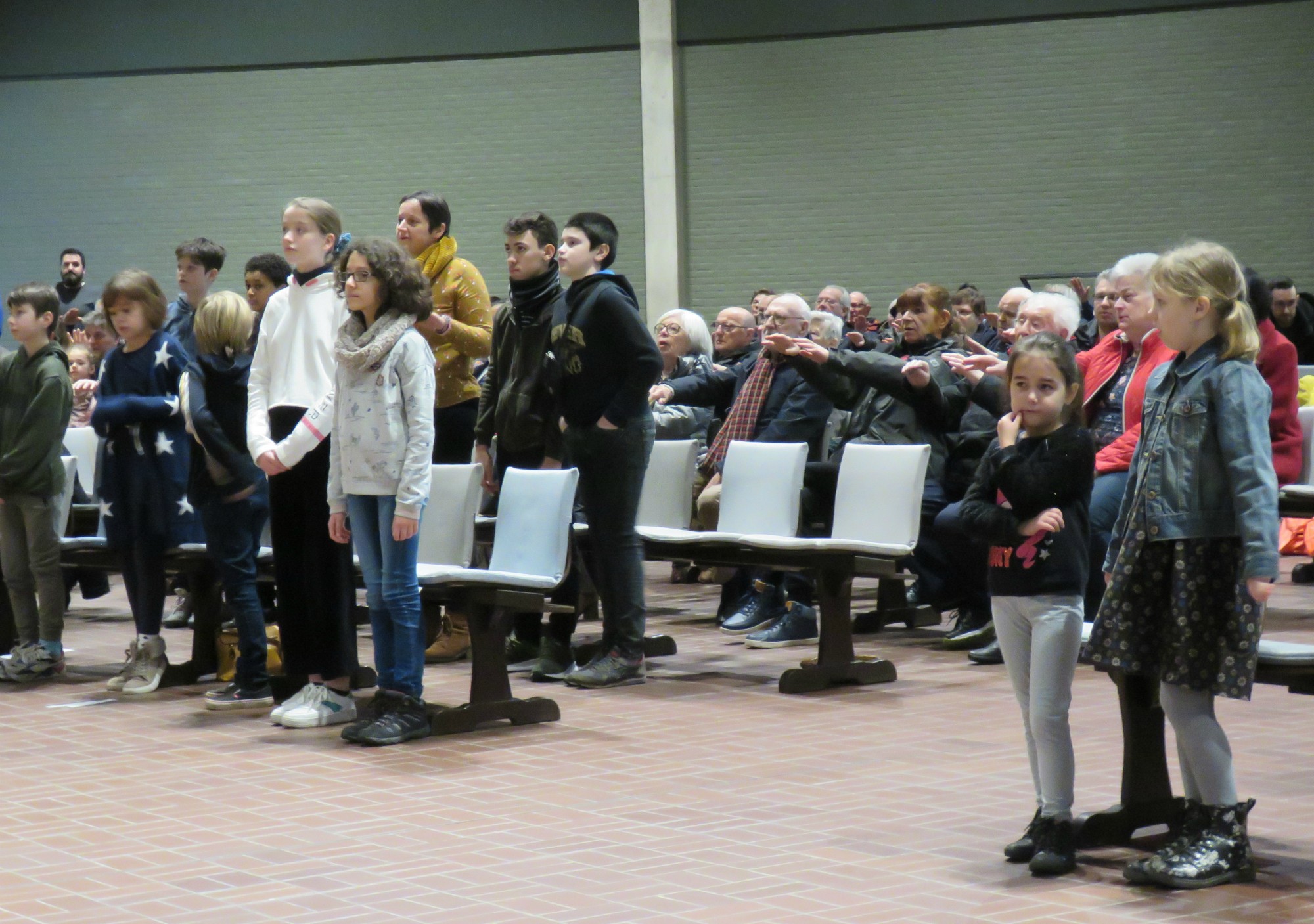 Zegening van de alle kinderen door de kerkgemeenschap