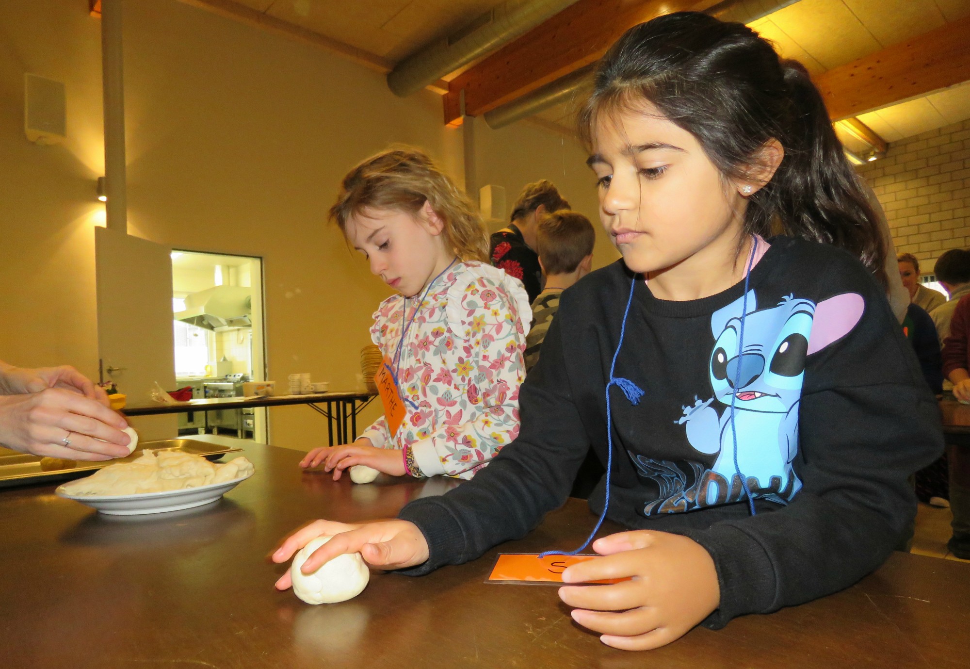 Kleine bolletjes deeg kneden tot ze klaar zijn