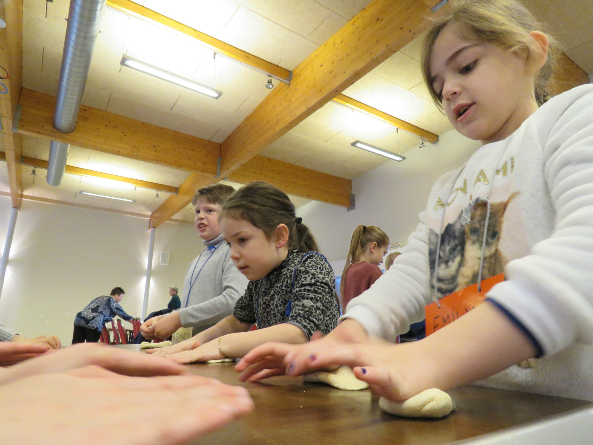 Kleine bolletjes deeg kneden tot ze klaar zijn