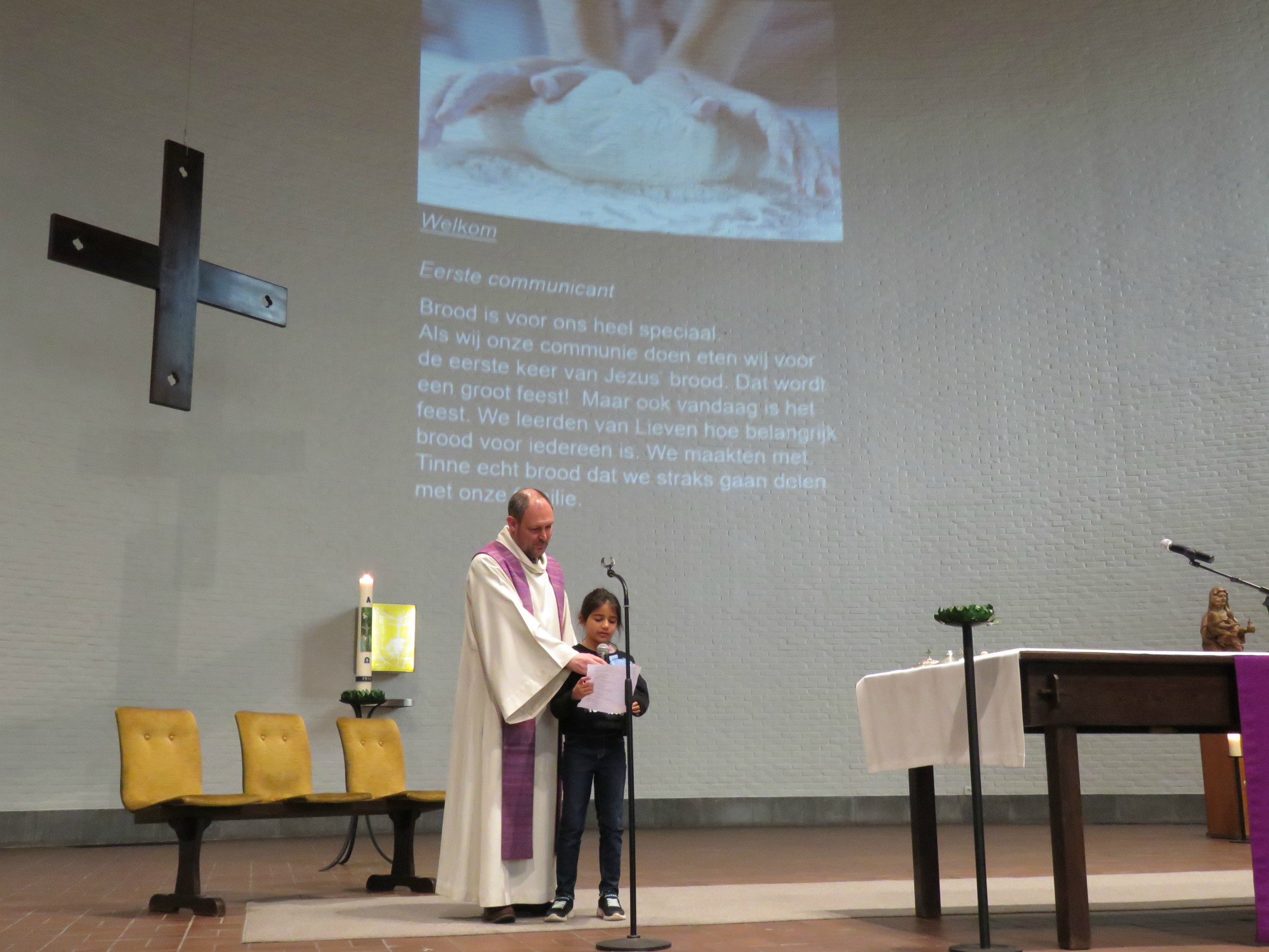 Verwelkoming in de Wegwijzerviering door een eerste communicant