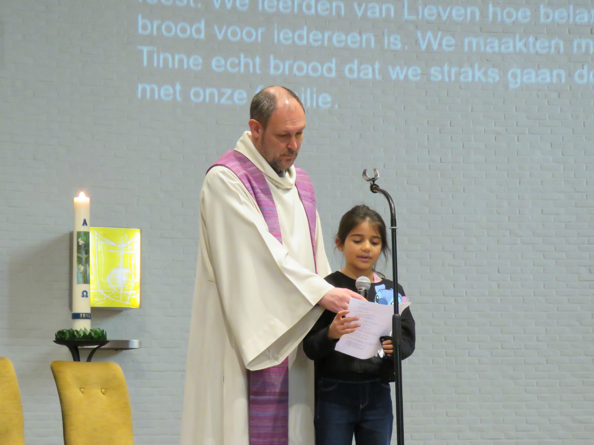 Verwelkoming in de Wegwijzerviering door een eerste communicant