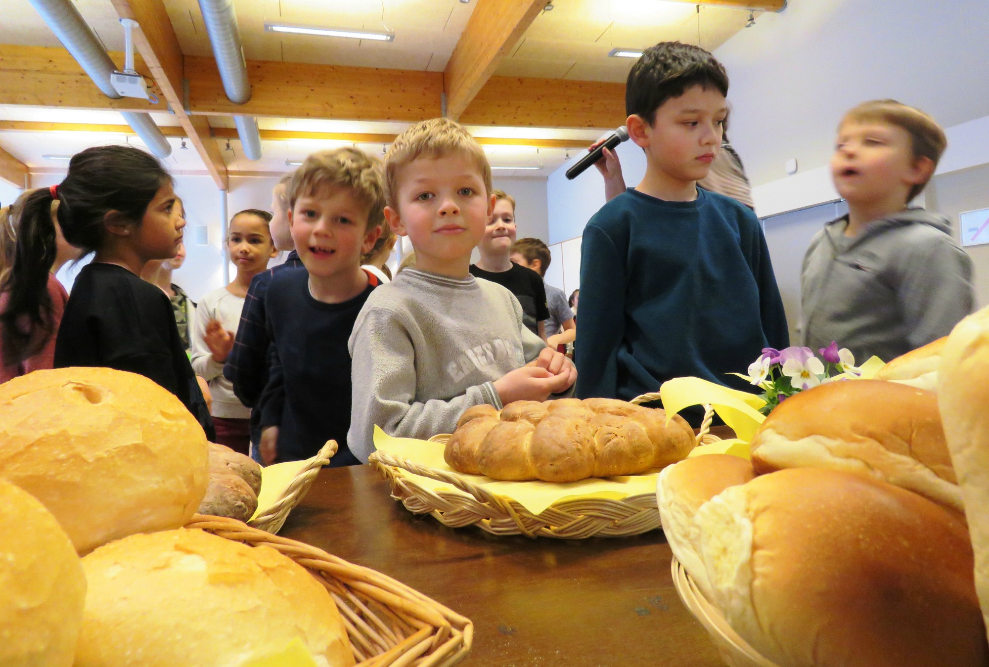 Samen rond de vriendschapsbroden die we zelf maakten