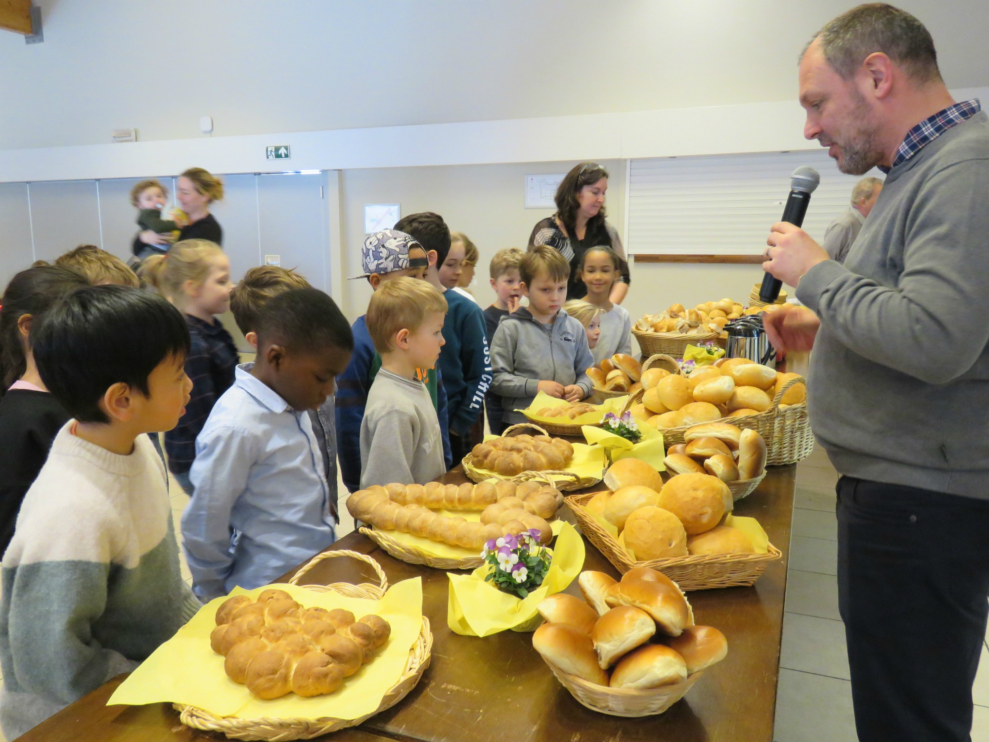 Herman dankt en zegent de broden