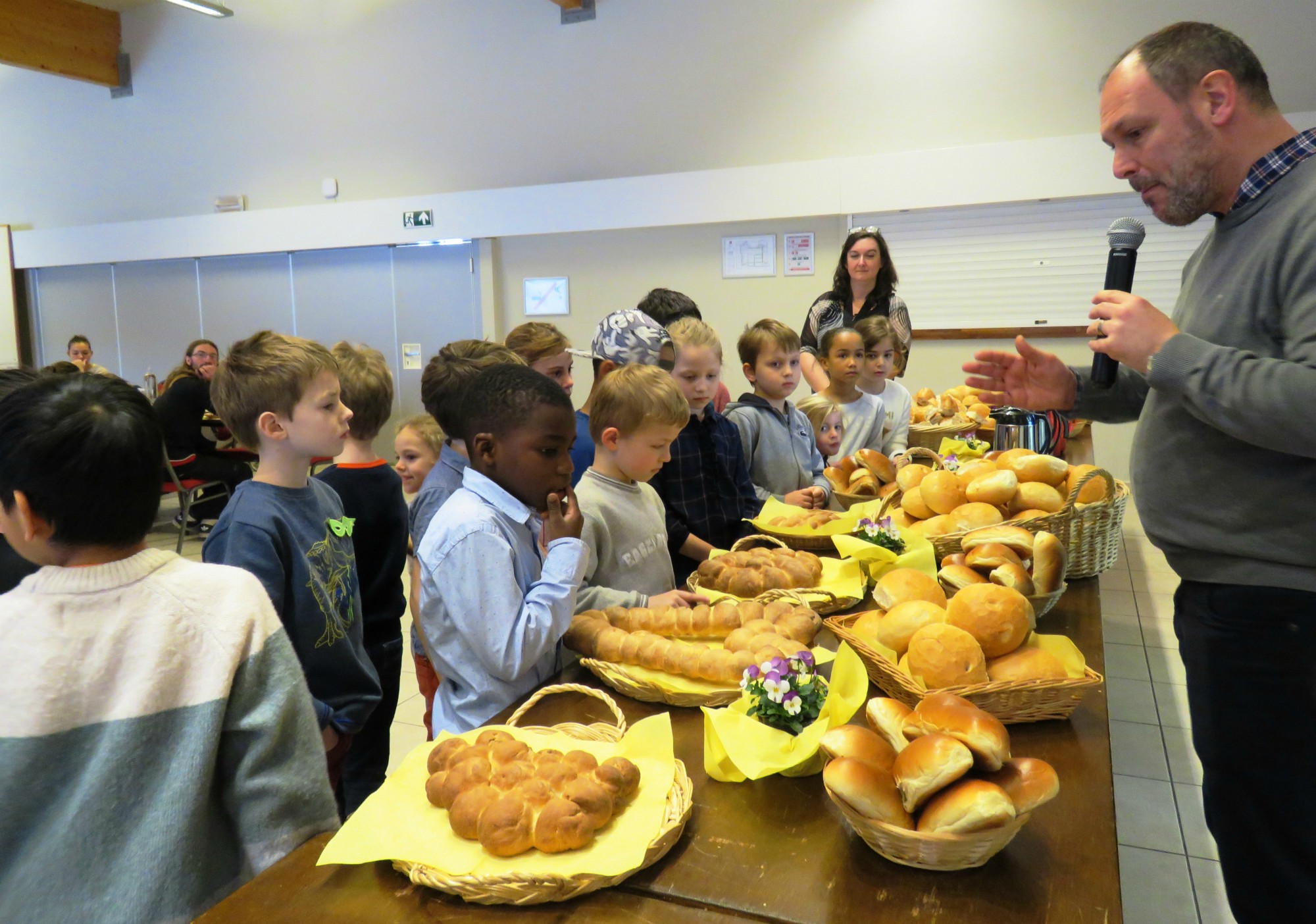 Herman dankt en zegent de broden